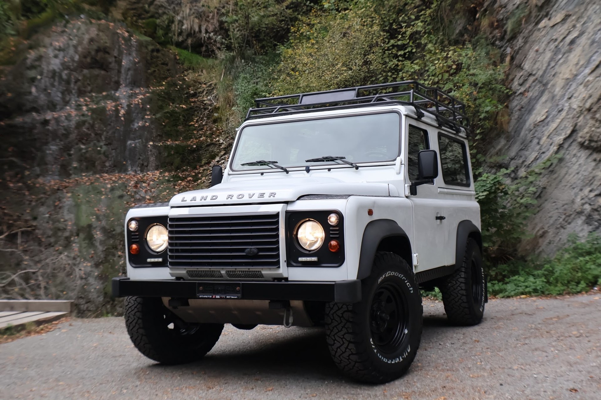 LAND ROVER Defender 90 2.2 TD4 Station Wagon-showroom-element-3