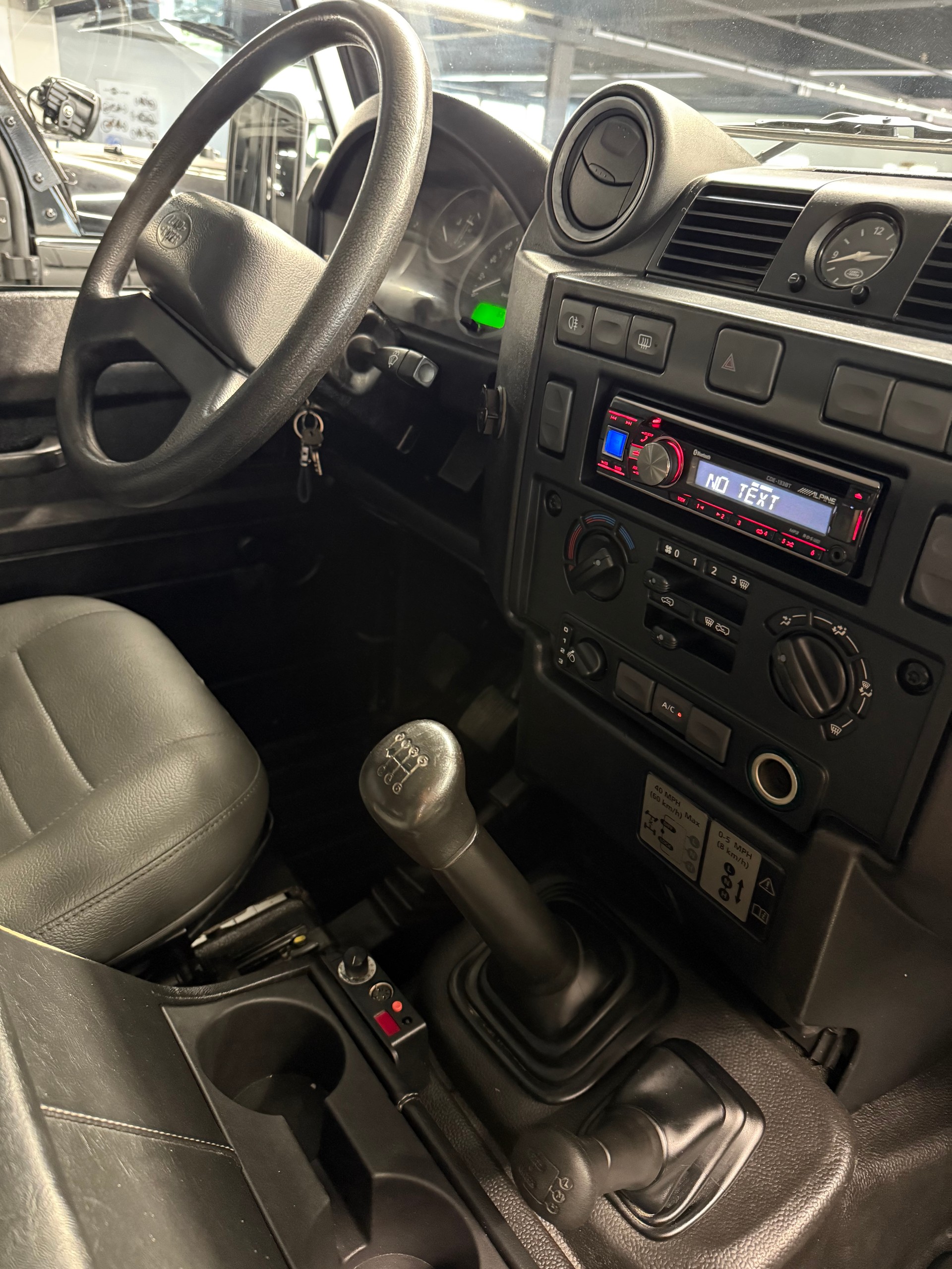 LAND ROVER Defender 90 2.2 TD4 Station Wagon-image-3