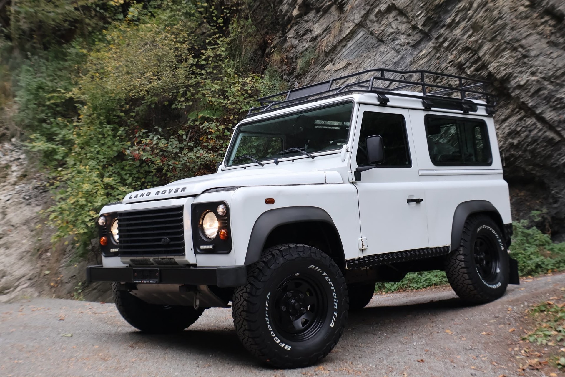 LAND ROVER Defender 90 2.2 TD4 Station Wagon-showroom-element-1