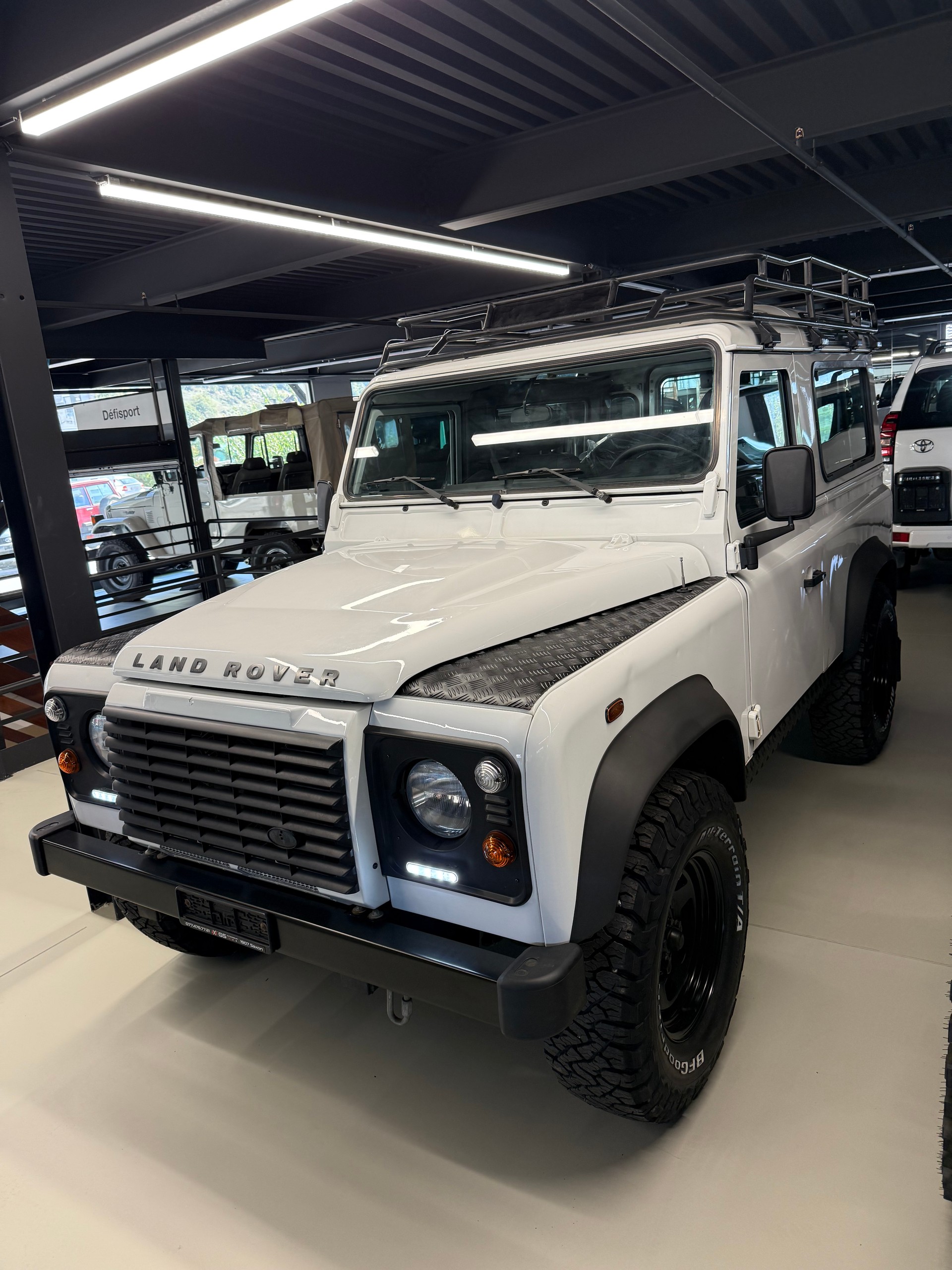 LAND ROVER Defender 90 2.2 TD4 Station Wagon-image-0