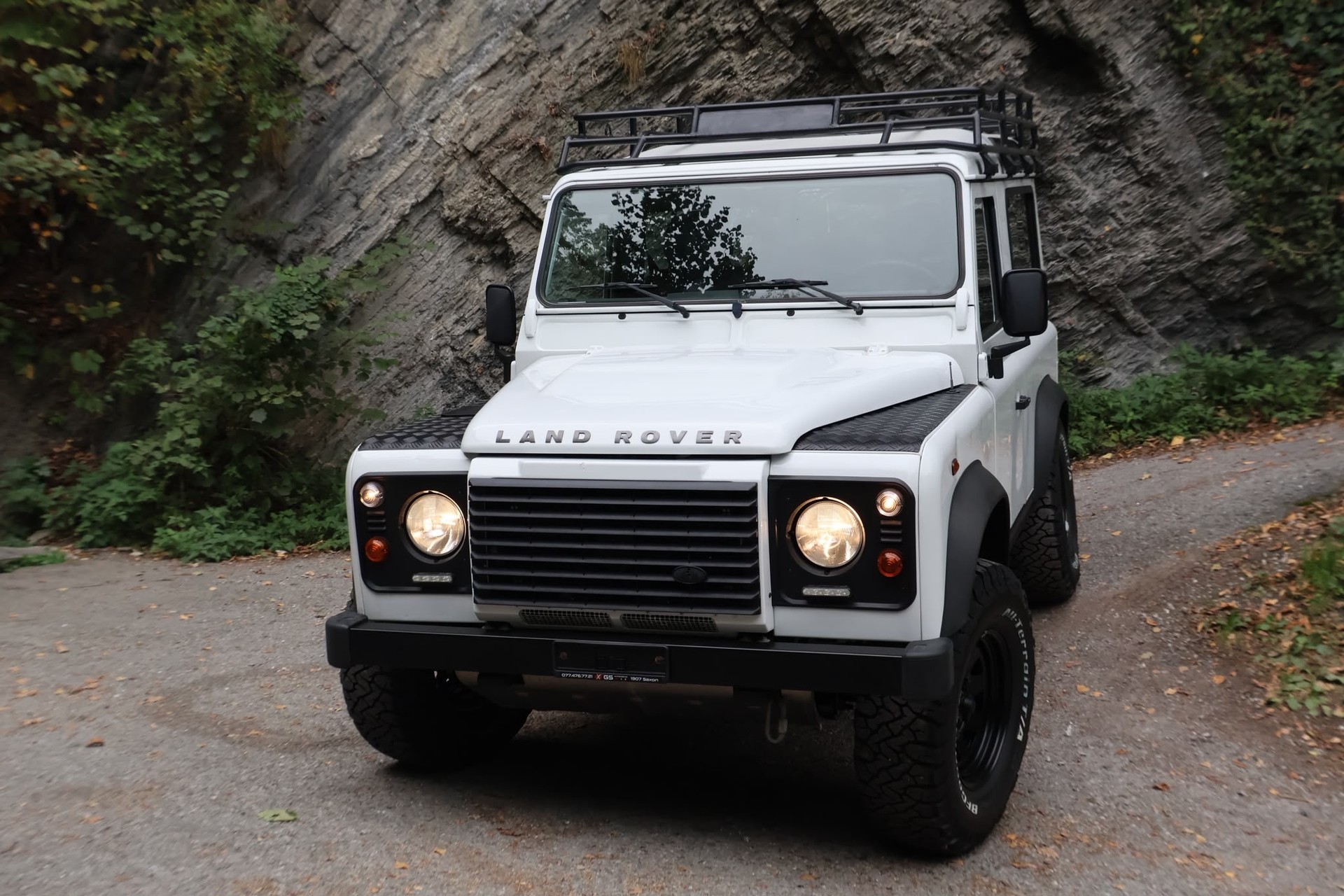 LAND ROVER Defender 90 2.2 TD4 Station Wagon-showroom-element-2