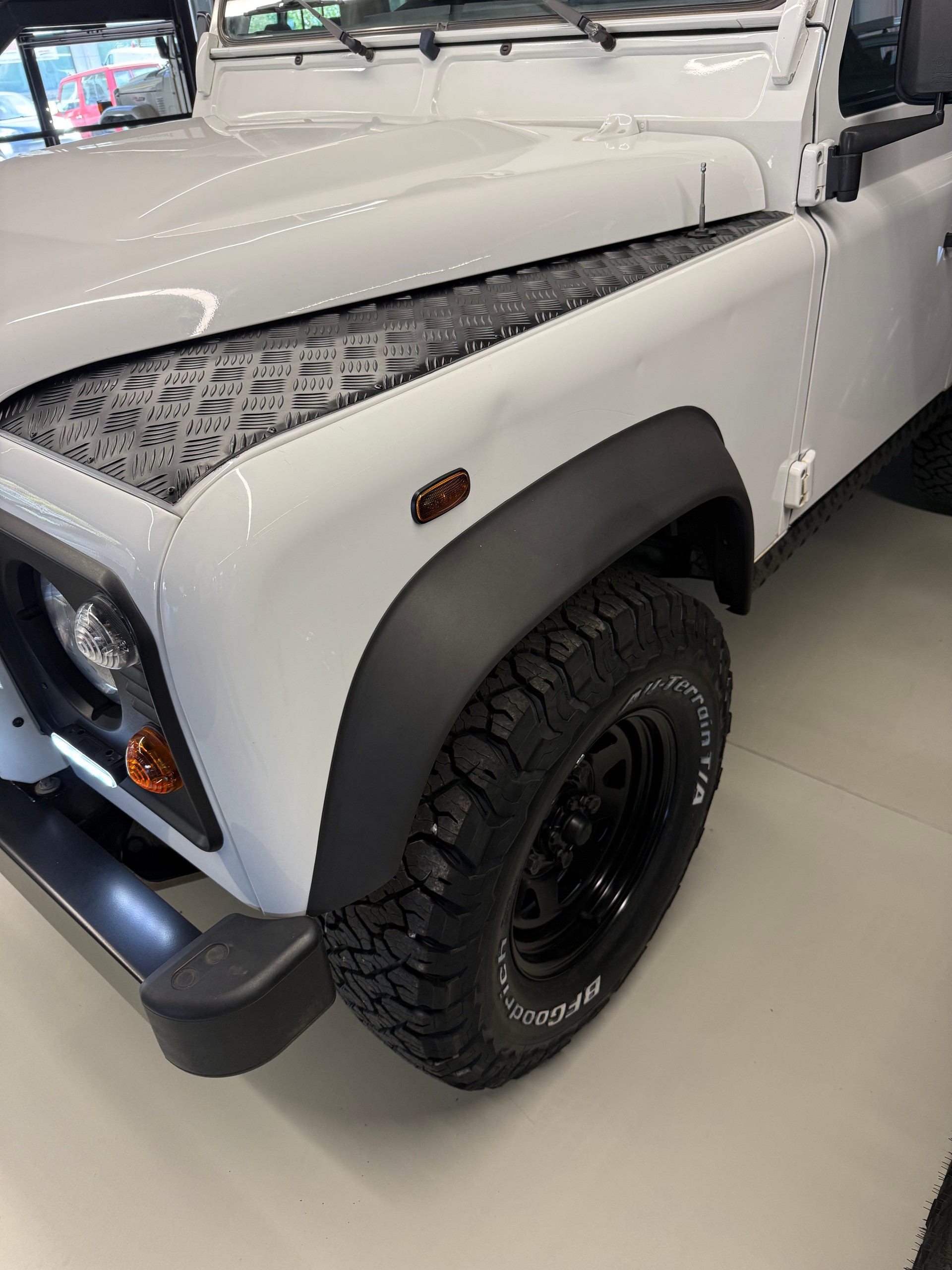 LAND ROVER Defender 90 2.2 TD4 Station Wagon-image-1