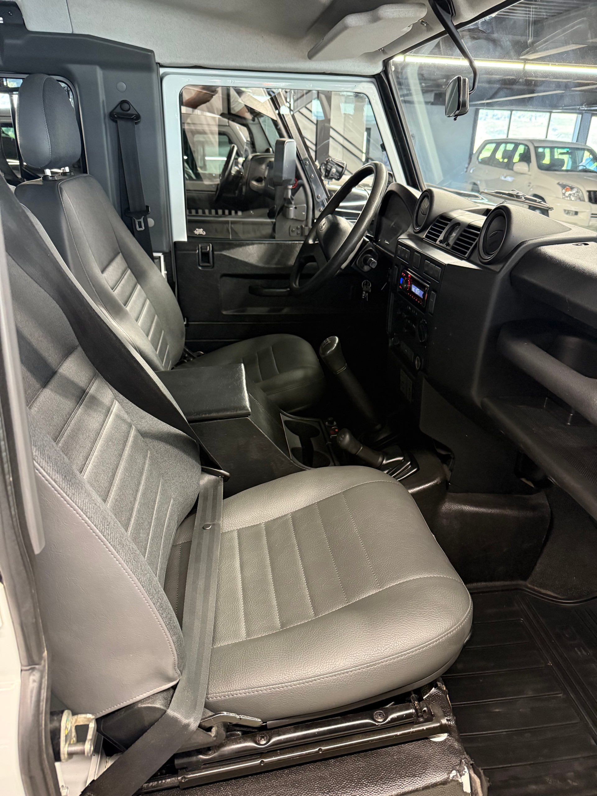 LAND ROVER Defender 90 2.2 TD4 Station Wagon-image-2