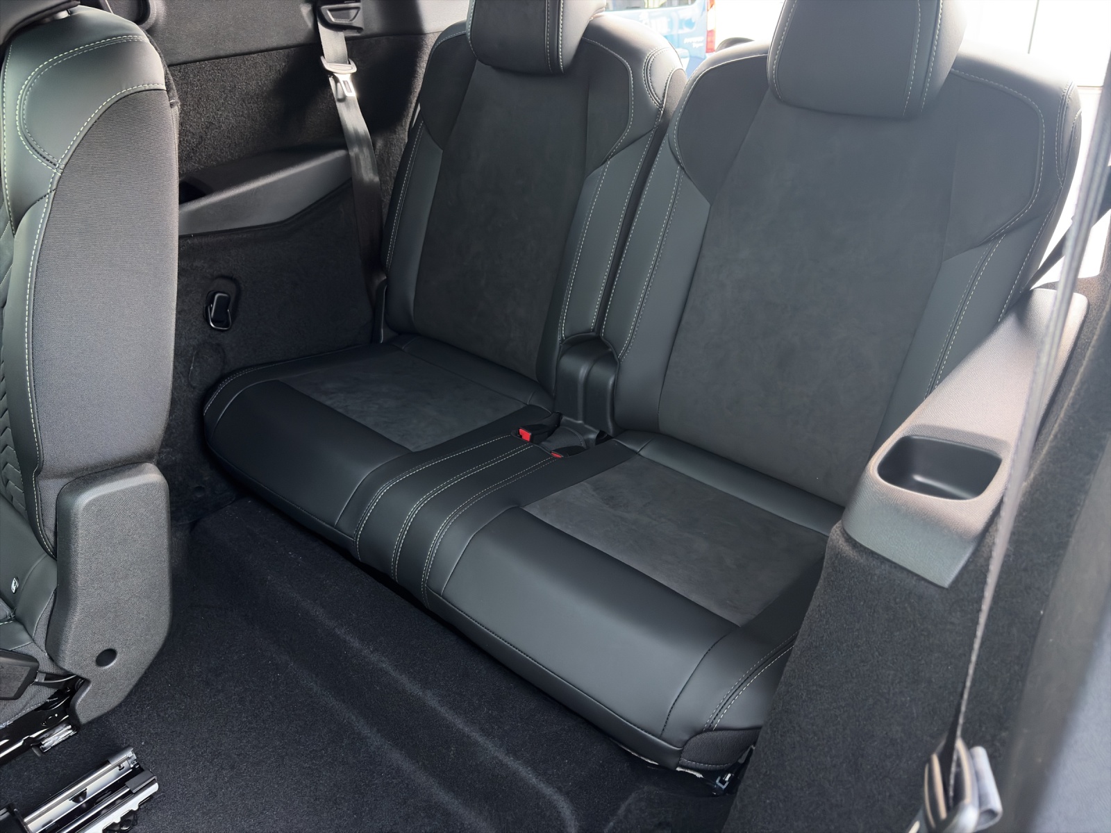 PEUGEOT 5008 long range e-GT-image-9