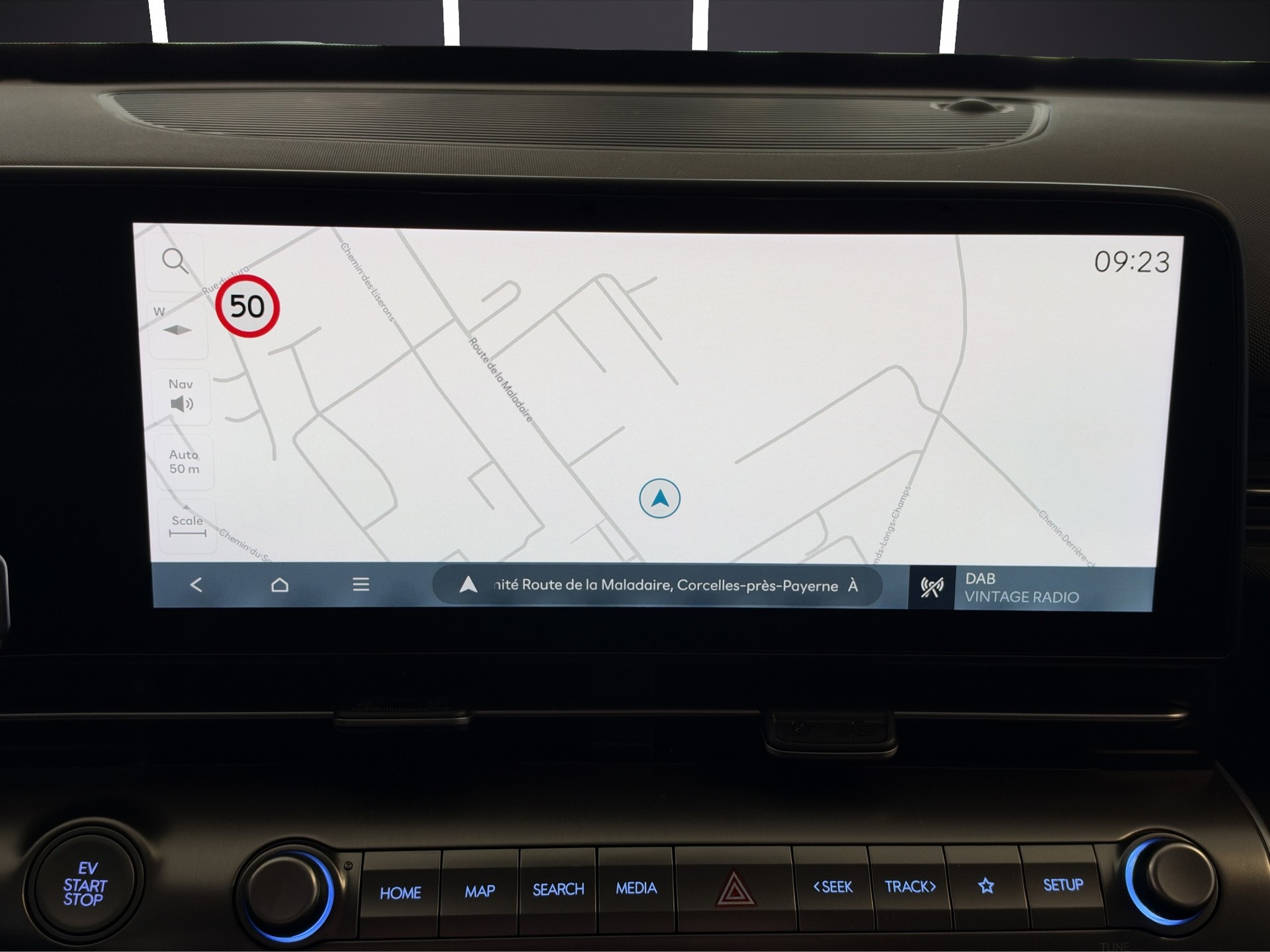 HYUNDAI Kona EV 65.4 kWh Amplia-image-11
