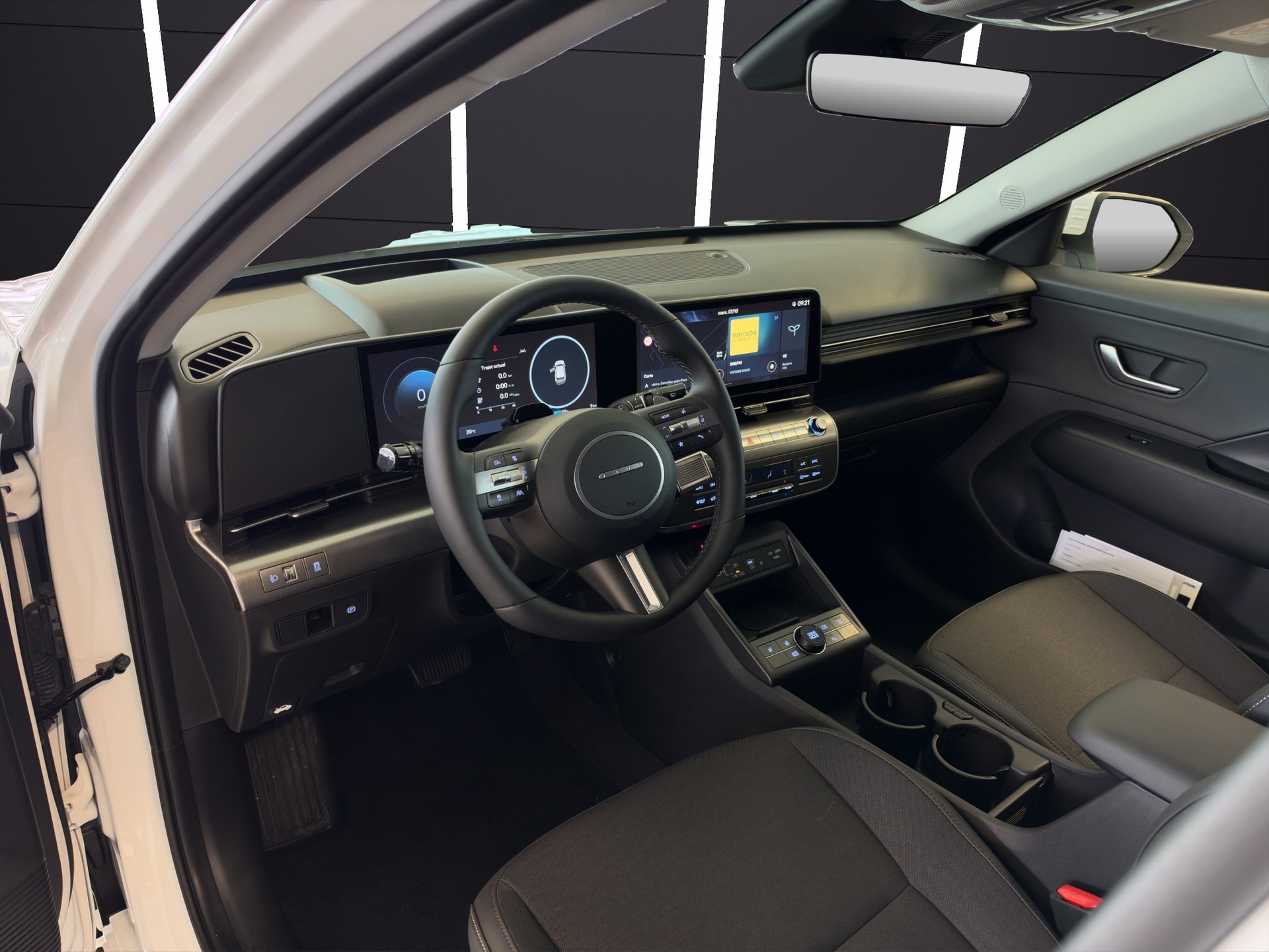 HYUNDAI Kona EV 65.4 kWh Amplia-image-13