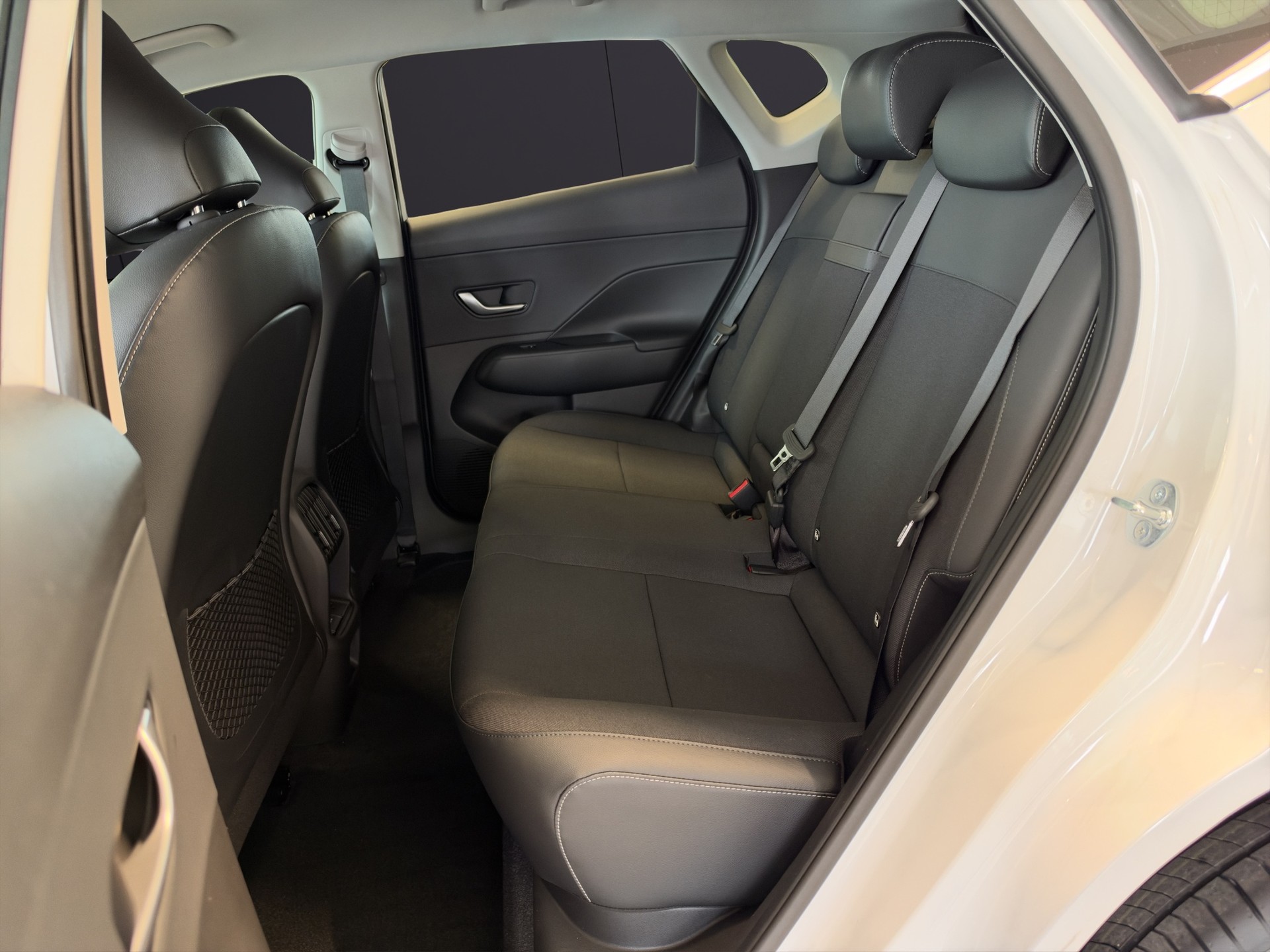 HYUNDAI Kona EV 65.4 kWh Amplia-image-15