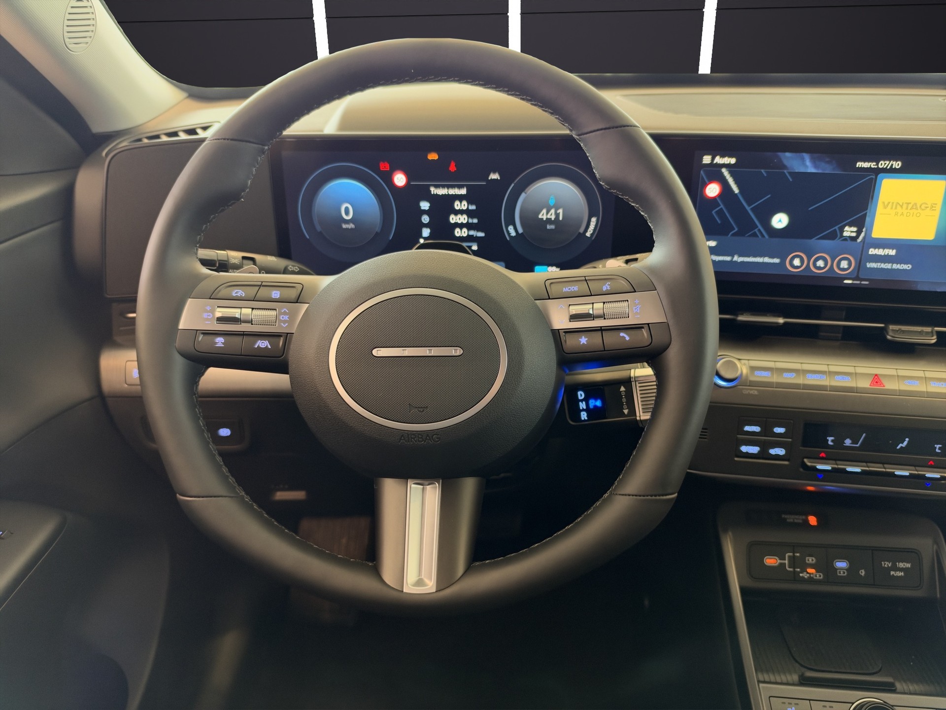 HYUNDAI Kona EV 65.4 kWh Amplia-image-9