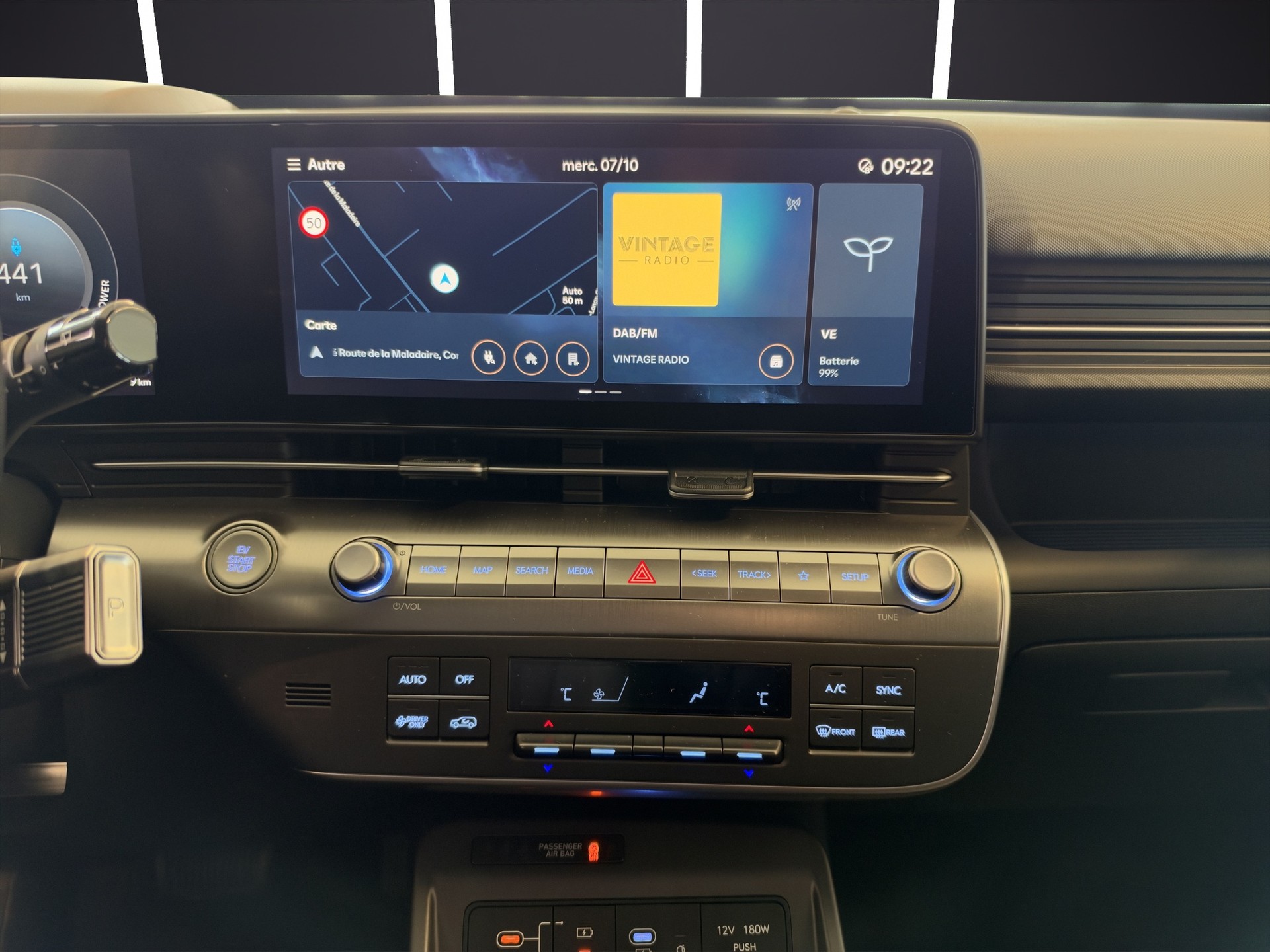 HYUNDAI Kona EV 65.4 kWh Amplia-image-10