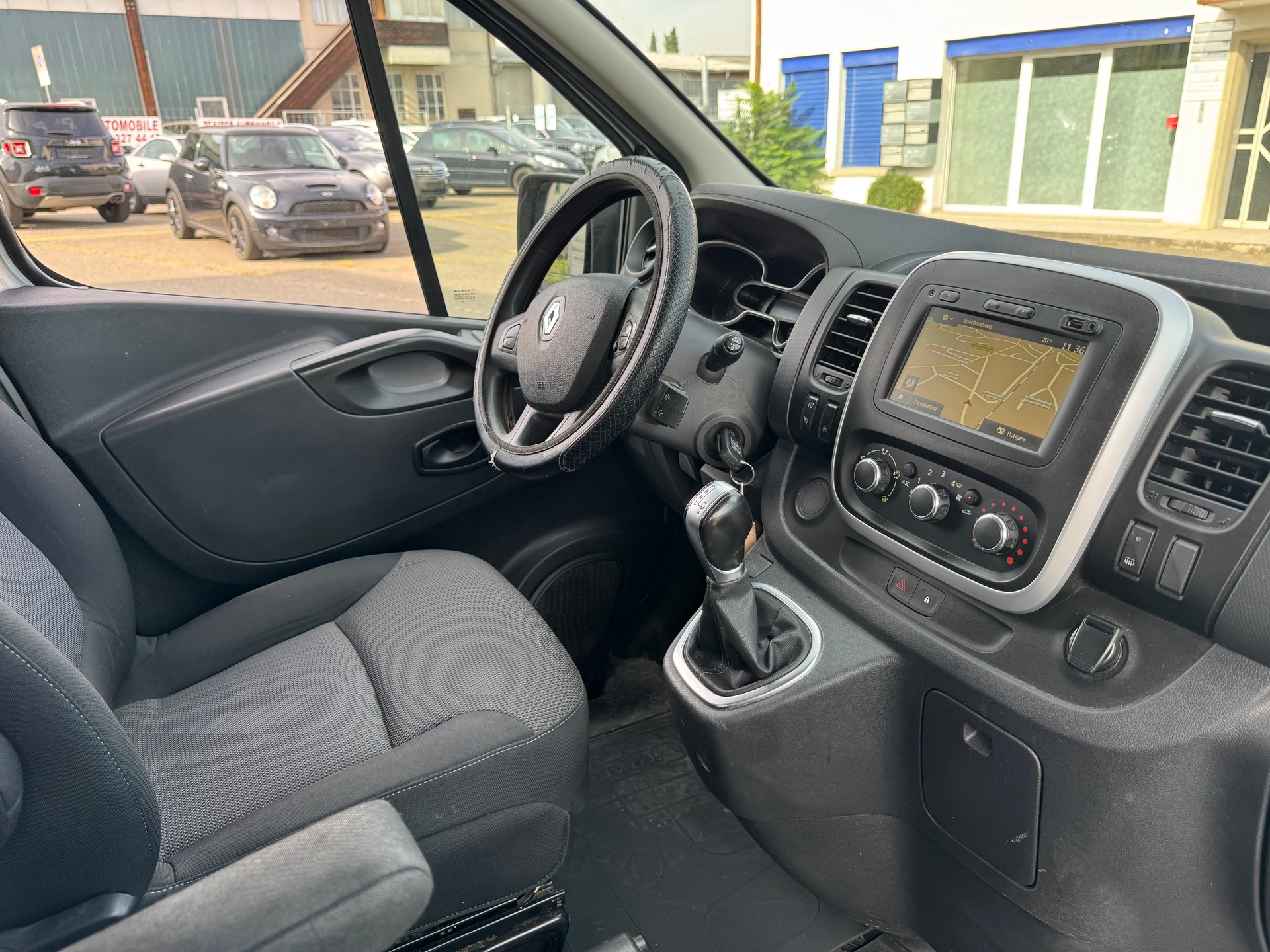 RENAULT Trafic 2.0 ENERGY dCi145 3.0t Business L1H1 A-image-10