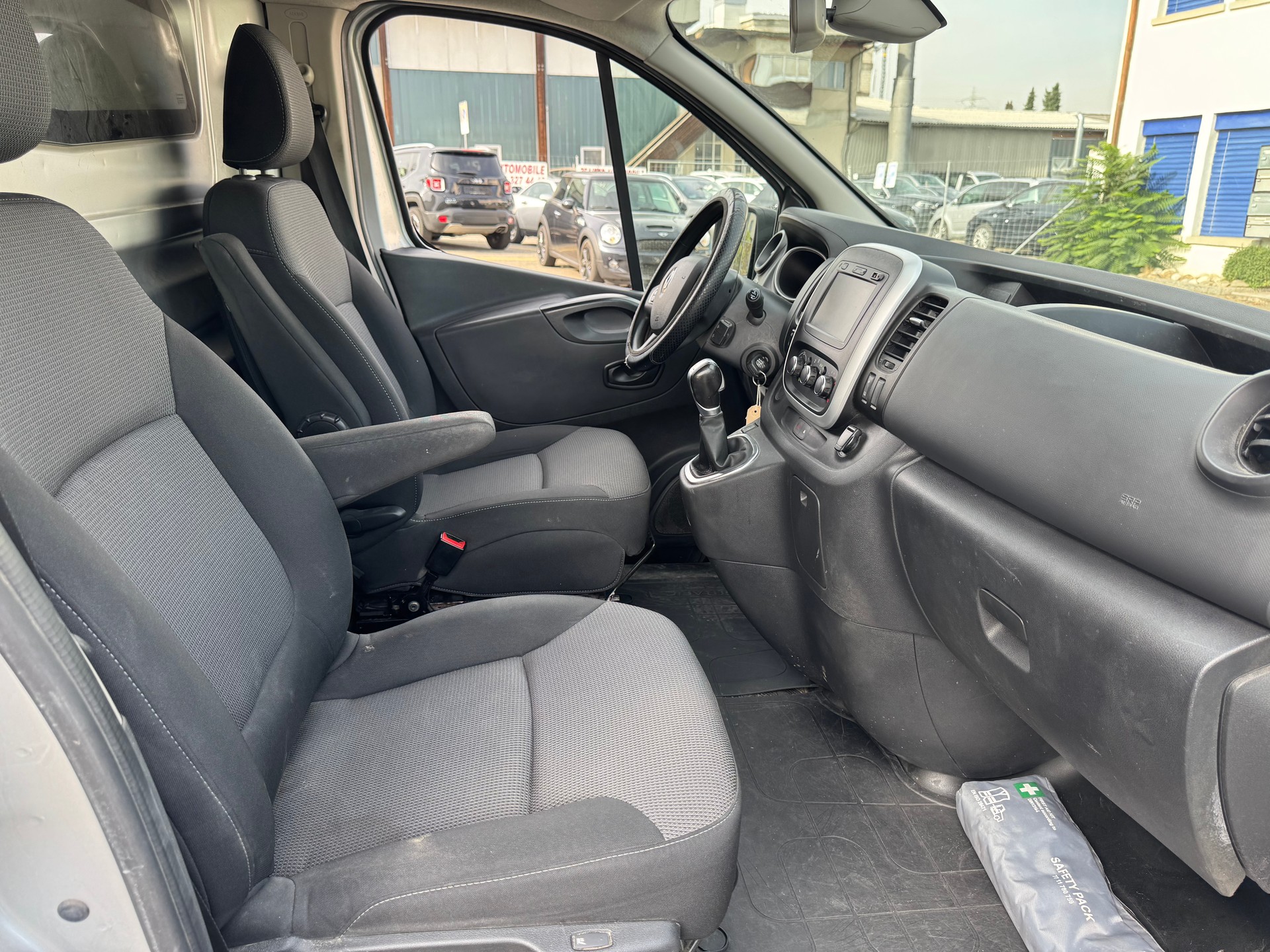 RENAULT Trafic 2.0 ENERGY dCi145 3.0t Business L1H1 A-image-12