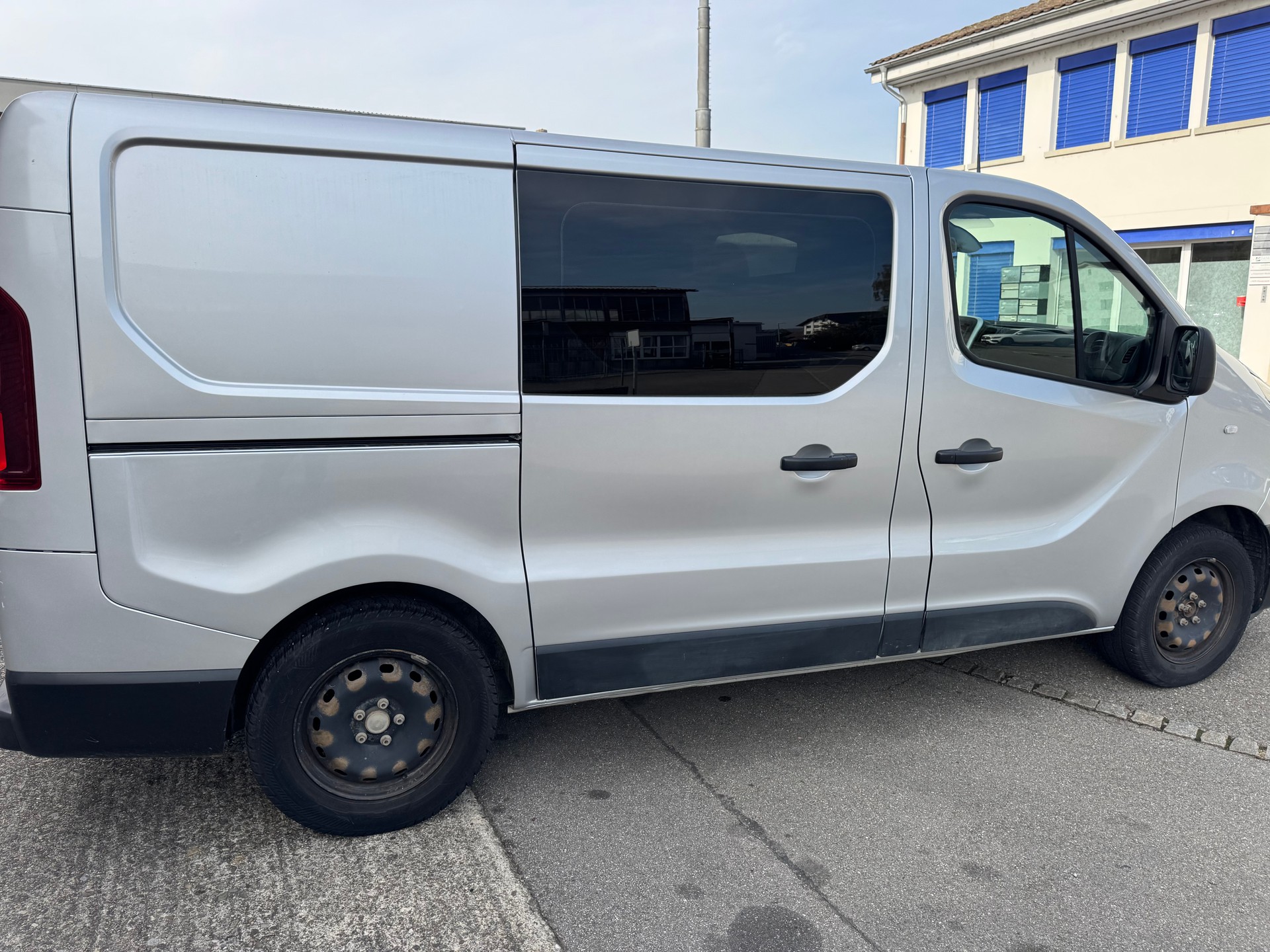 RENAULT Trafic 2.0 ENERGY dCi145 3.0t Business L1H1 A-image-3
