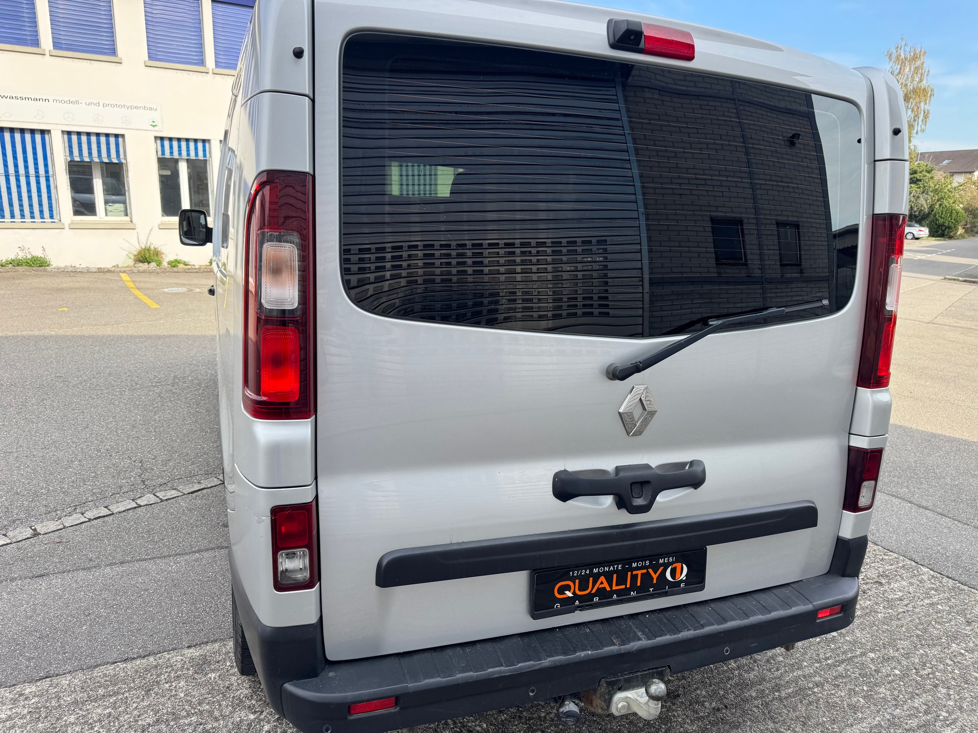 RENAULT Trafic 2.0 ENERGY dCi145 3.0t Business L1H1 A-image-5
