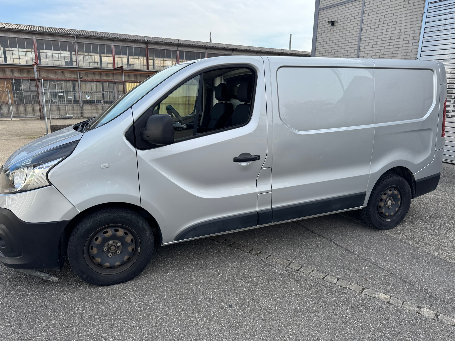 RENAULT Trafic 2.0 ENERGY dCi145 3.0t Business L1H1 A-image-7