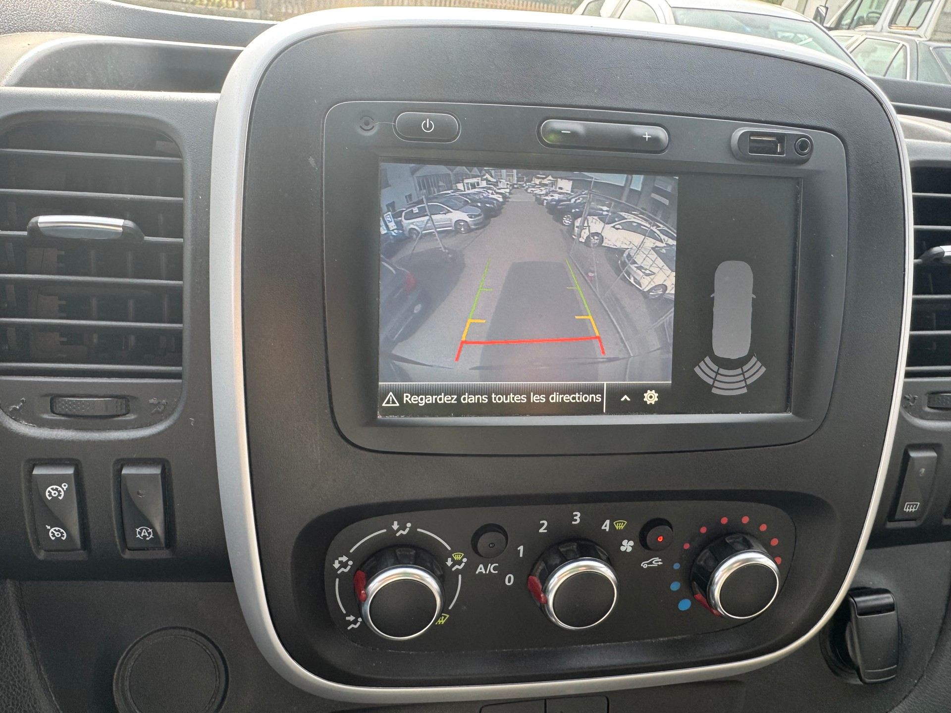 RENAULT Trafic 2.0 ENERGY dCi145 3.0t Business L1H1 A-image-9