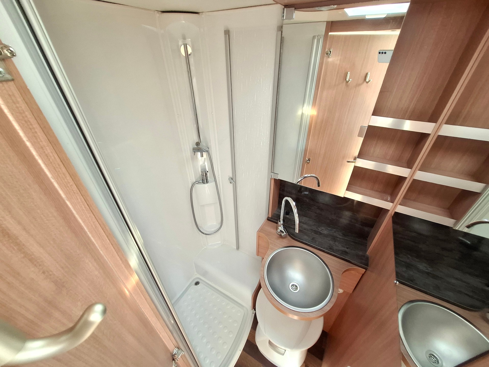 KNAUS Sky 650 TI - ab MFK & Service - Längsbett - Dachklima - TV - SAT - Solar-image-14