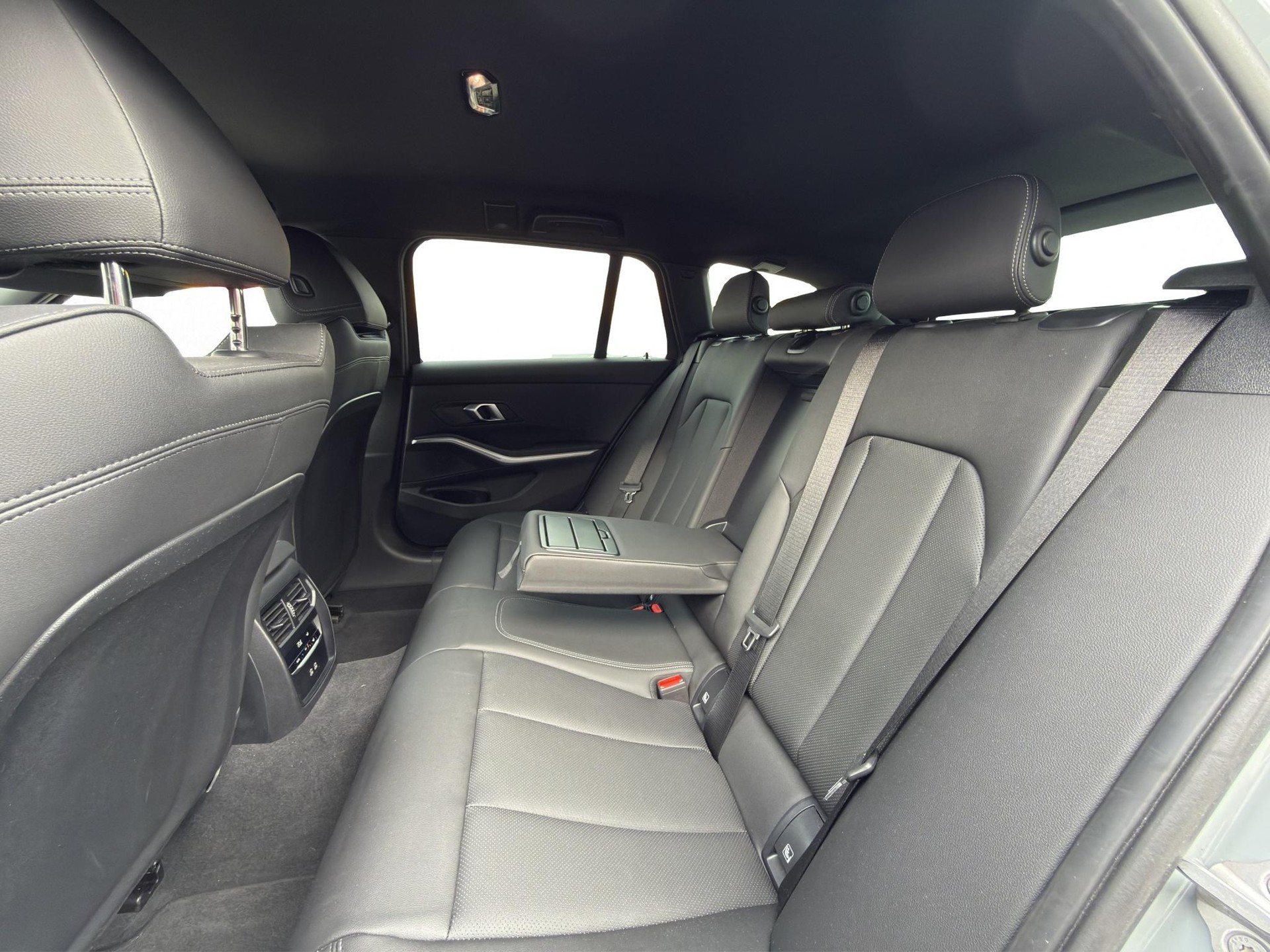 BMW 320d xDrive 48V Touring Steptronic M Sport-image-30