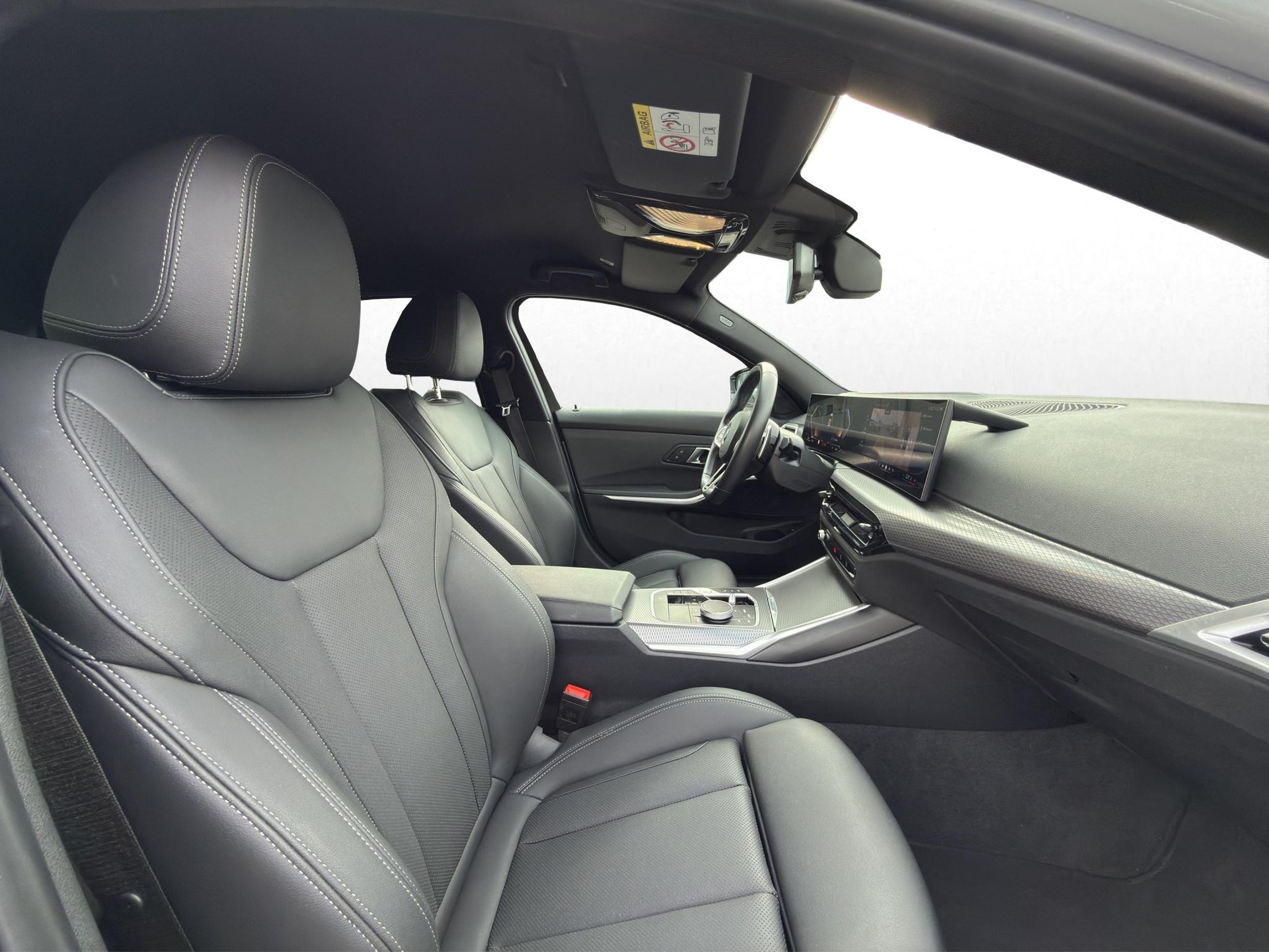 BMW 320d xDrive 48V Touring Steptronic M Sport-image-16