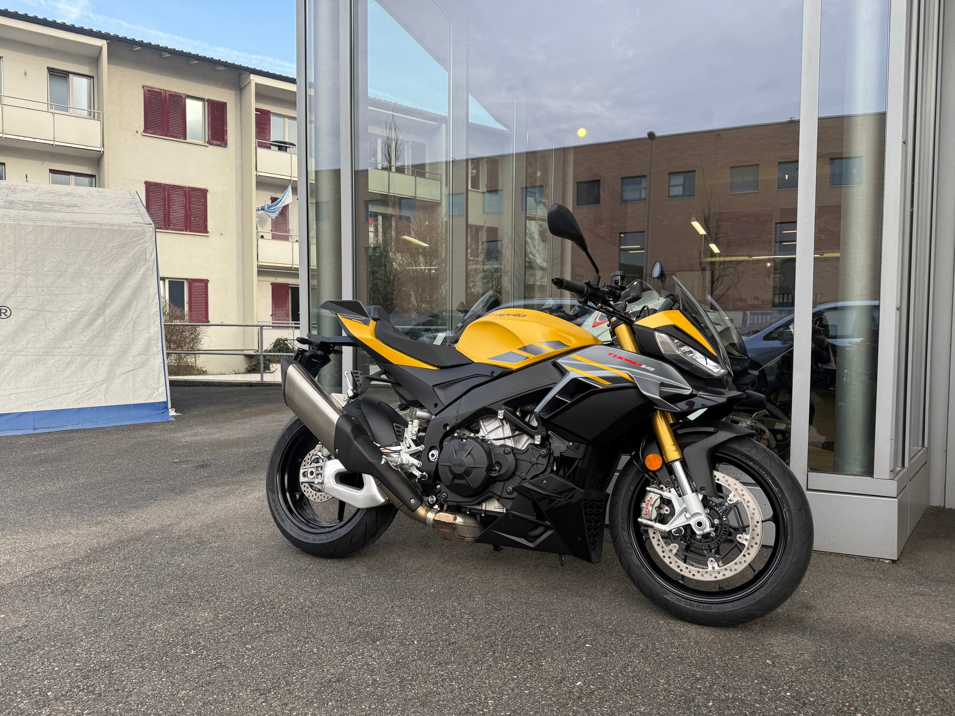 APRILIA Tuono V4 1100 E5+-showroom-element-1