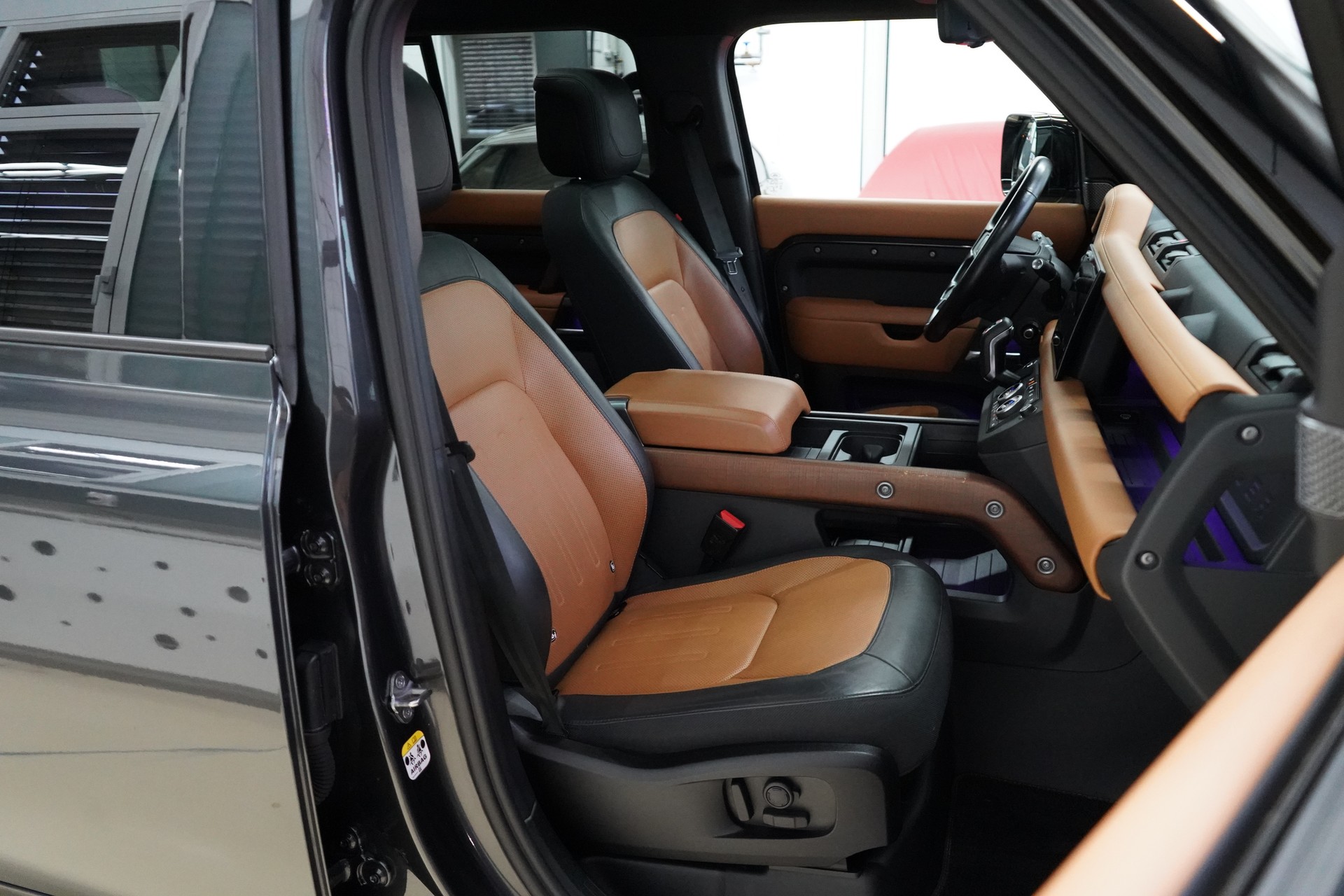 LAND ROVER Defender 110 3.0 D I6 300 X-Dynamic HSE AWD AT8-image-31