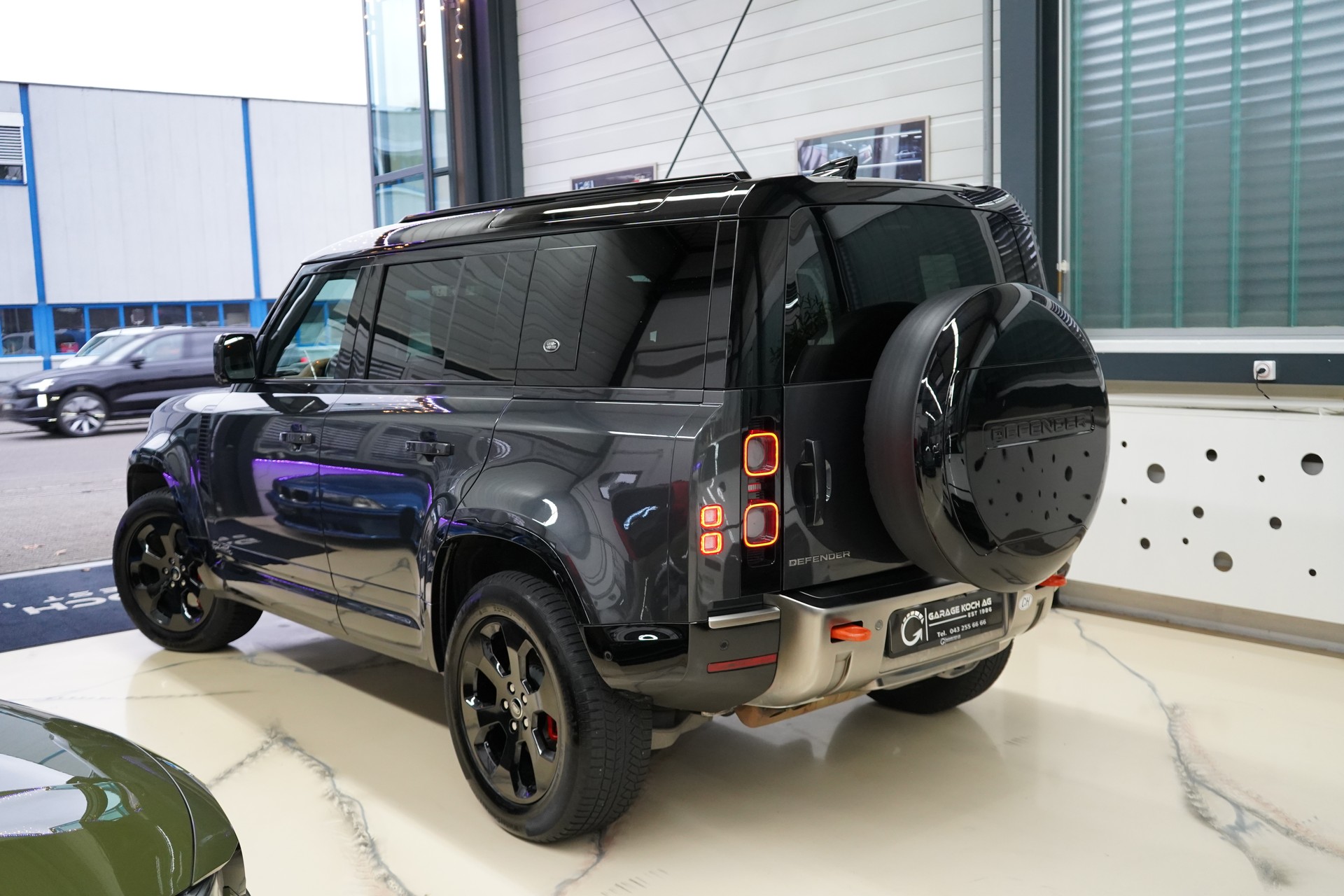 LAND ROVER Defender 110 3.0 D I6 300 X-Dynamic HSE AWD AT8-image-4