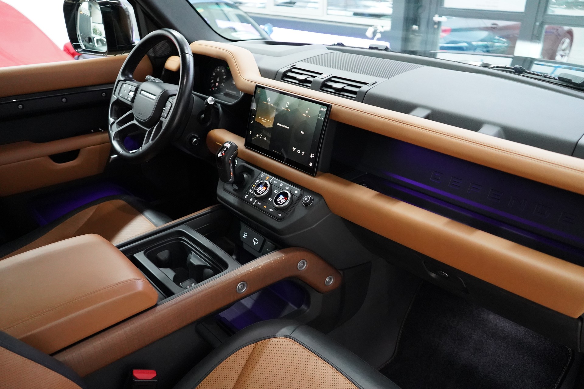 LAND ROVER Defender 110 3.0 D I6 300 X-Dynamic HSE AWD AT8-image-25