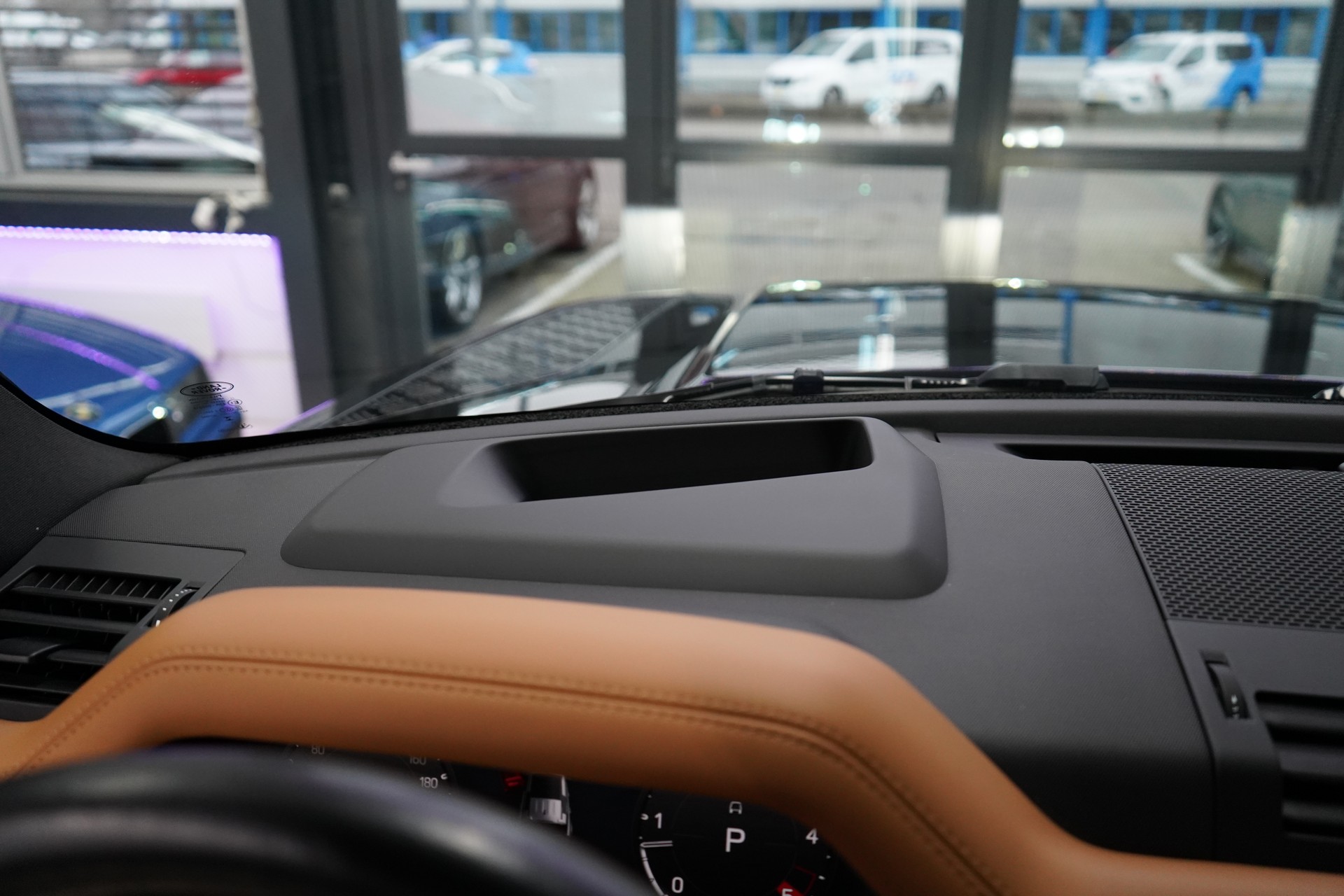 LAND ROVER Defender 110 3.0 D I6 300 X-Dynamic HSE AWD AT8-image-18