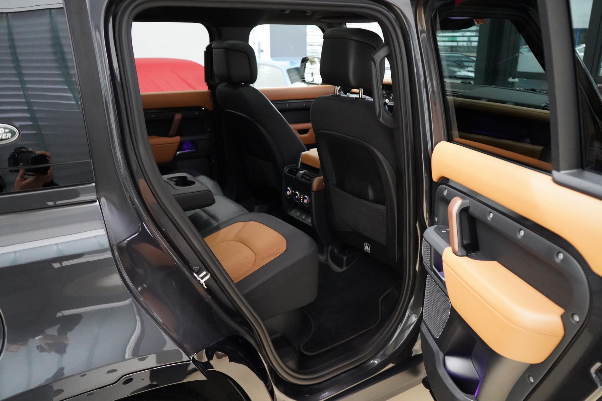 LAND ROVER Defender 110 3.0 D I6 300 X-Dynamic HSE AWD AT8-image-27