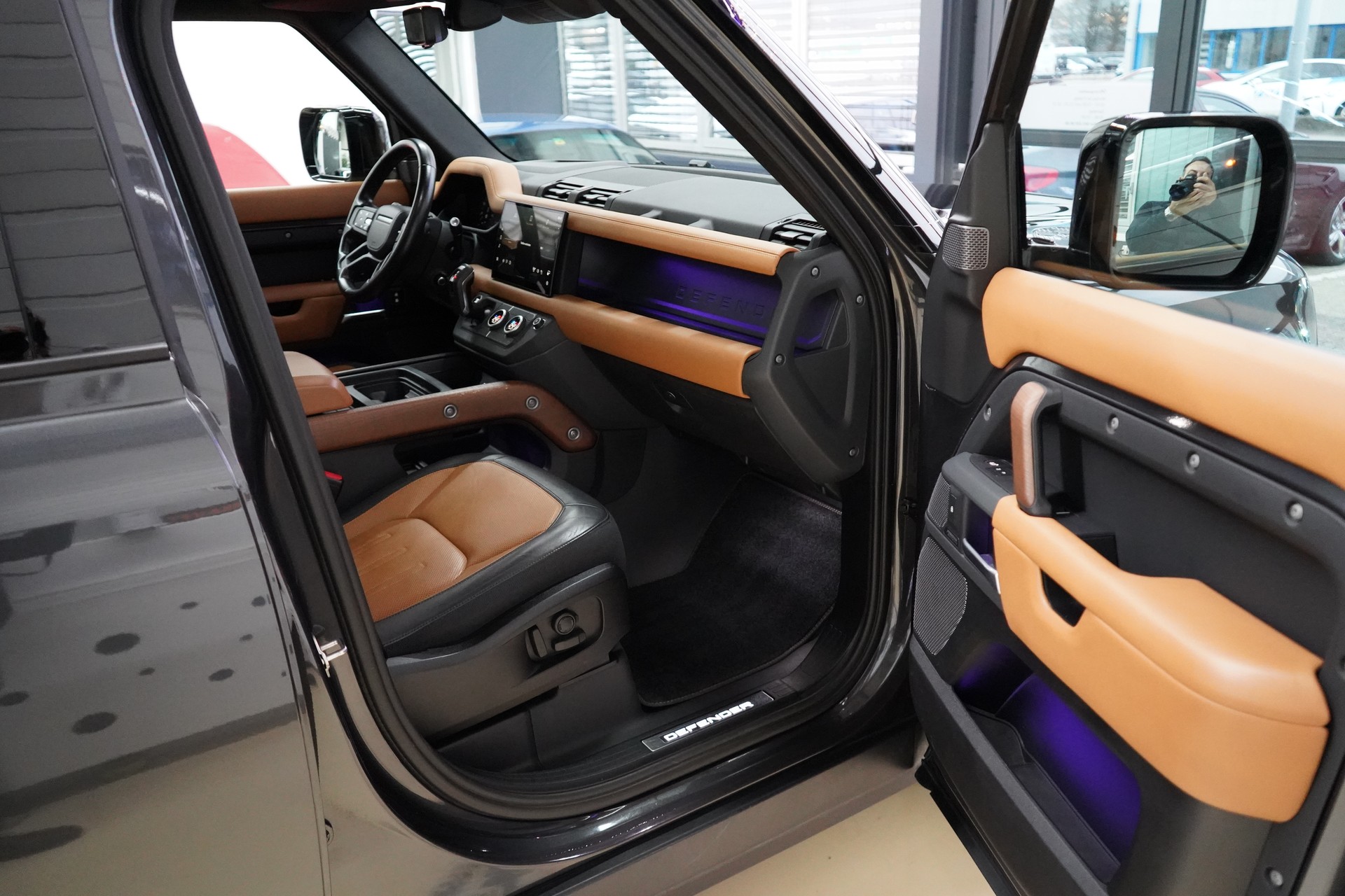 LAND ROVER Defender 110 3.0 D I6 300 X-Dynamic HSE AWD AT8-image-24