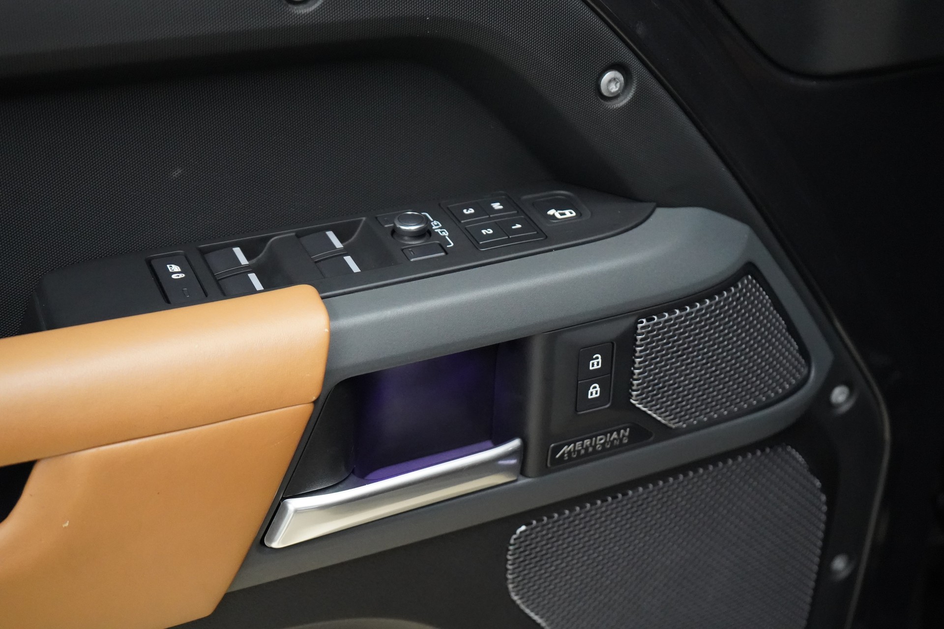 LAND ROVER Defender 110 3.0 D I6 300 X-Dynamic HSE AWD AT8-image-23