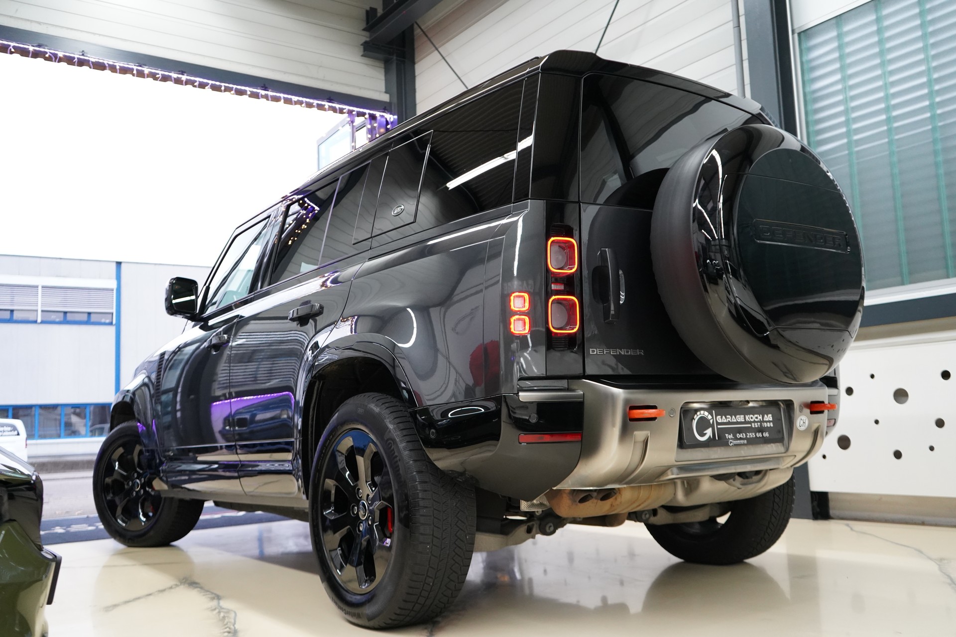 LAND ROVER Defender 110 3.0 D I6 300 X-Dynamic HSE AWD AT8-image-5