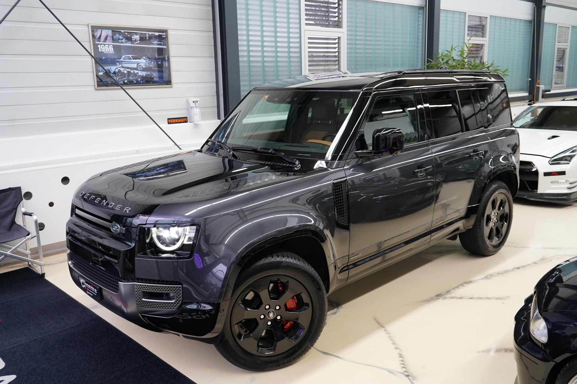 LAND ROVER Defender 110 3.0 D I6 300 X-Dynamic HSE AWD AT8-image-2