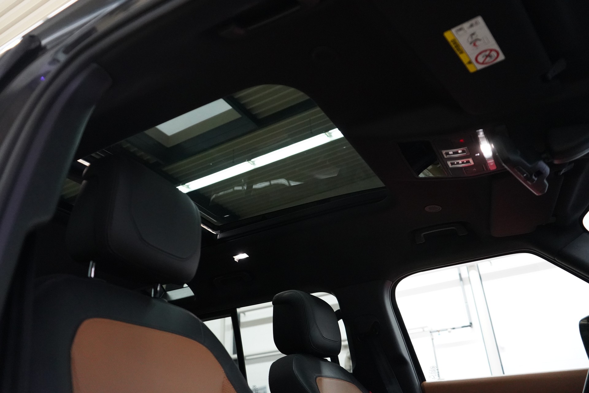 LAND ROVER Defender 110 3.0 D I6 300 X-Dynamic HSE AWD AT8-image-28