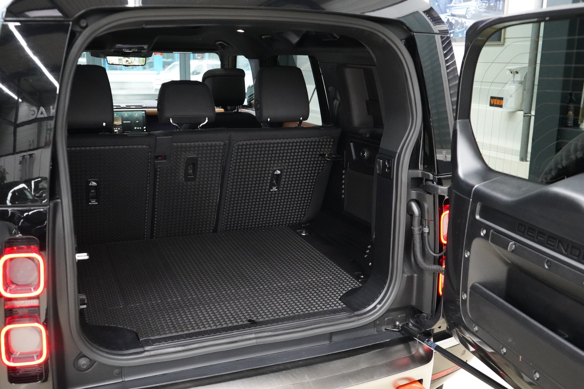 LAND ROVER Defender 110 3.0 D I6 300 X-Dynamic HSE AWD AT8-image-30