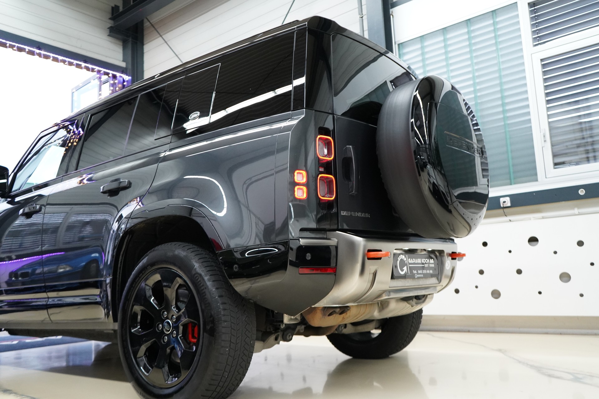 LAND ROVER Defender 110 3.0 D I6 300 X-Dynamic HSE AWD AT8-image-6