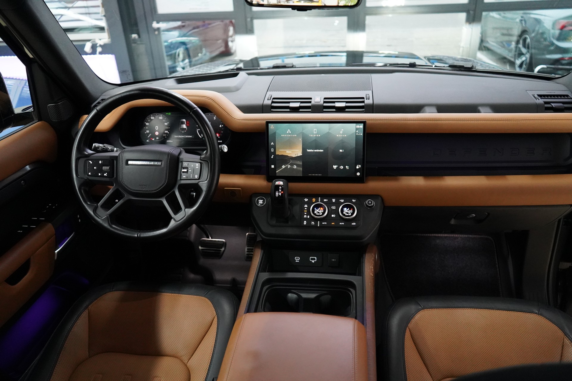 LAND ROVER Defender 110 3.0 D I6 300 X-Dynamic HSE AWD AT8-image-26