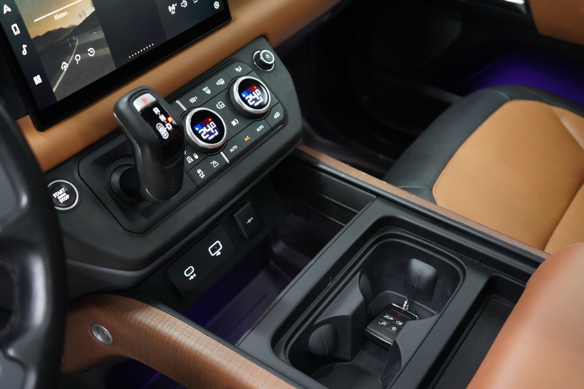 LAND ROVER Defender 110 3.0 D I6 300 X-Dynamic HSE AWD AT8-image-16
