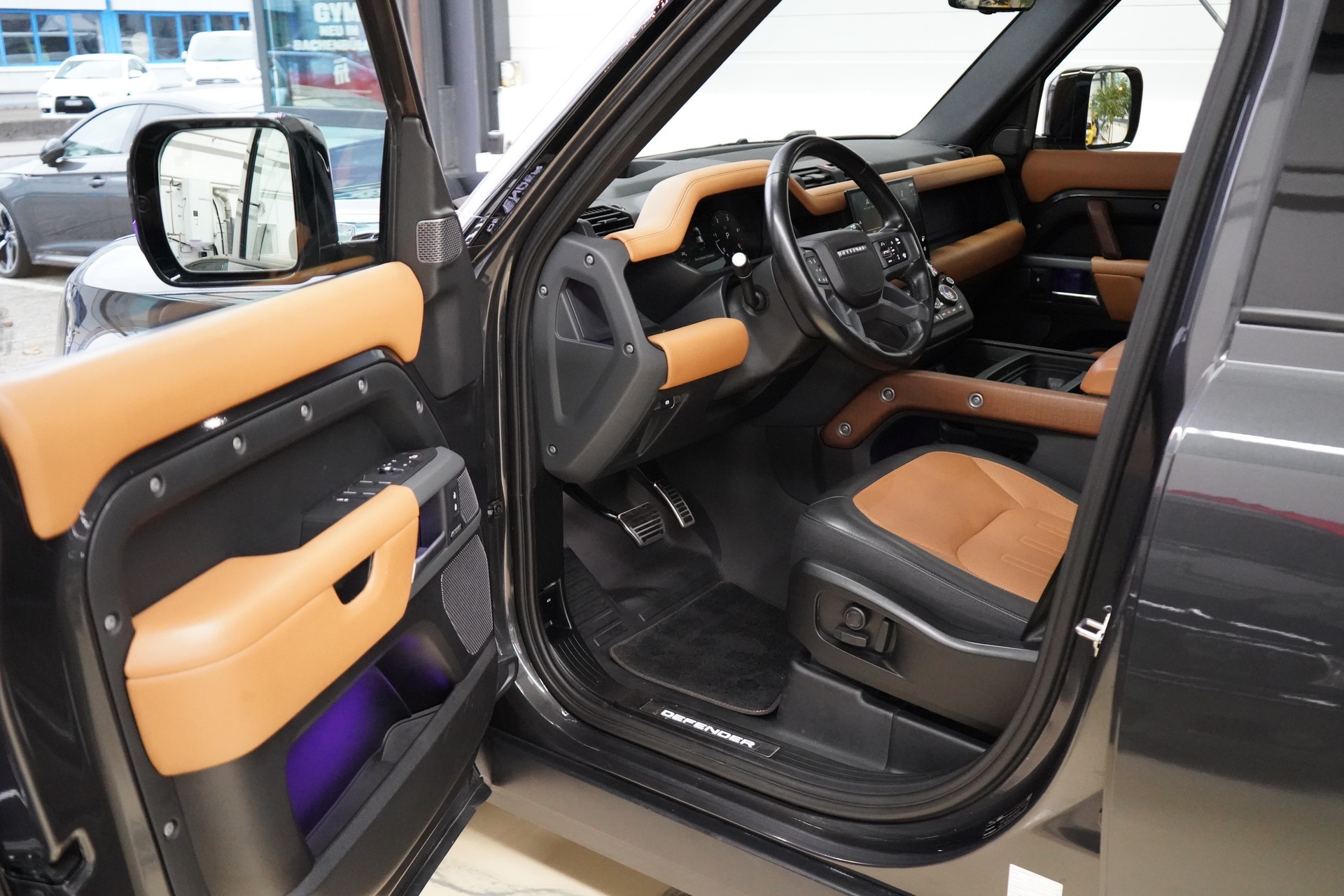 LAND ROVER Defender 110 3.0 D I6 300 X-Dynamic HSE AWD AT8-image-13