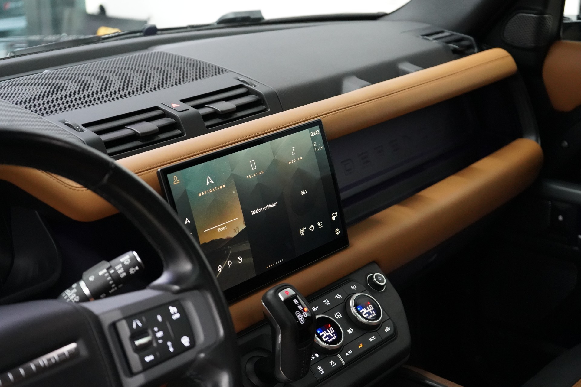 LAND ROVER Defender 110 3.0 D I6 300 X-Dynamic HSE AWD AT8-image-15