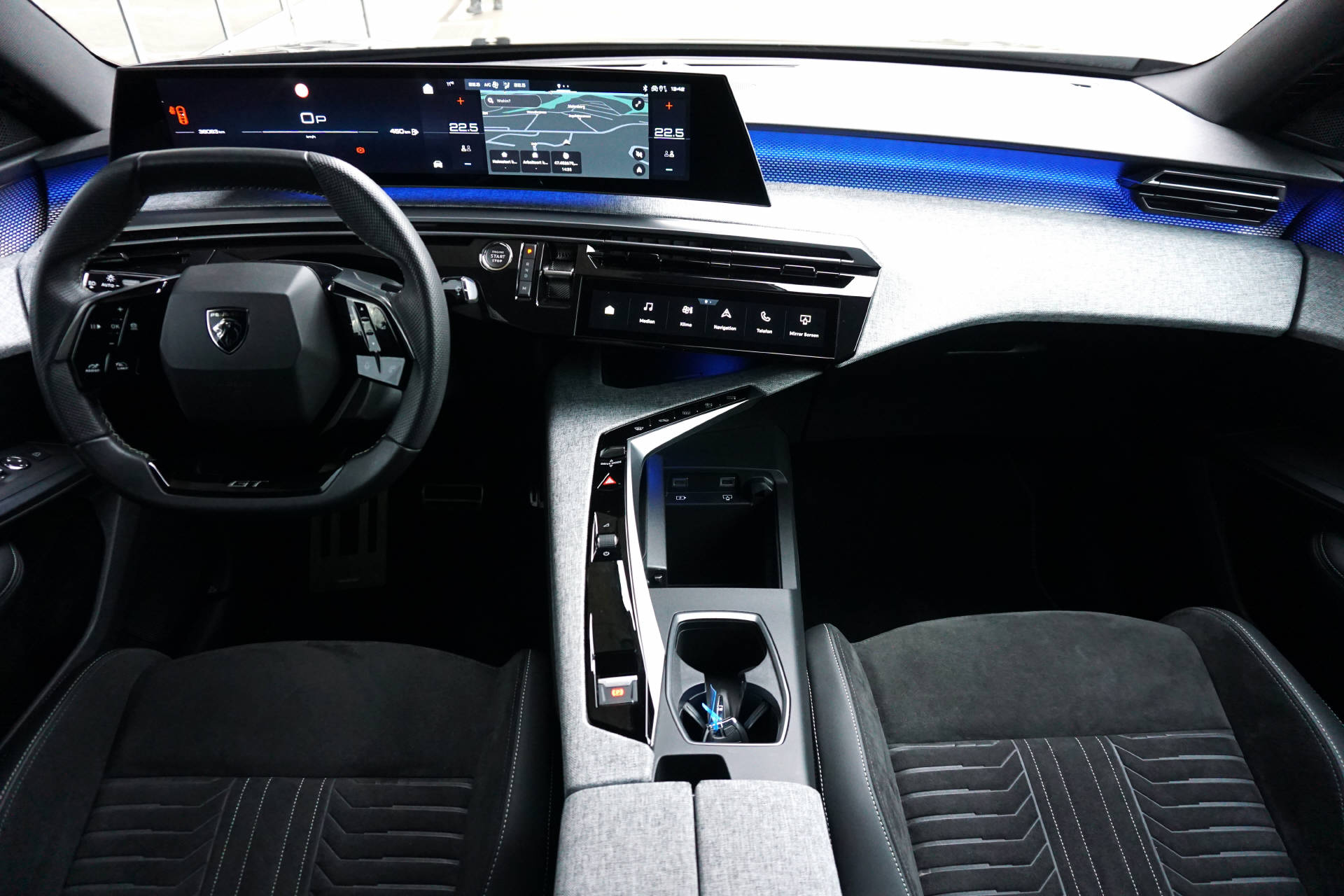 PEUGEOT 3008 1.2 Hybrid GT-showroom-element-3