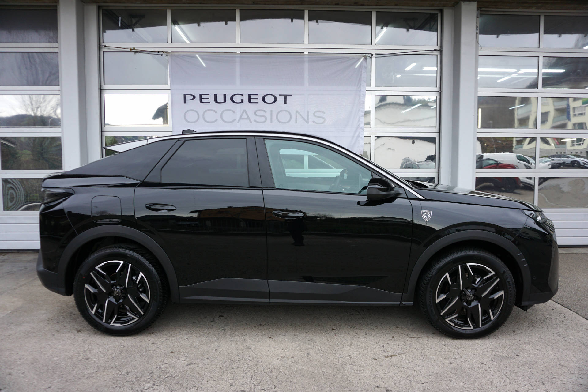 PEUGEOT 3008 1.2 Hybrid GT-showroom-element-1