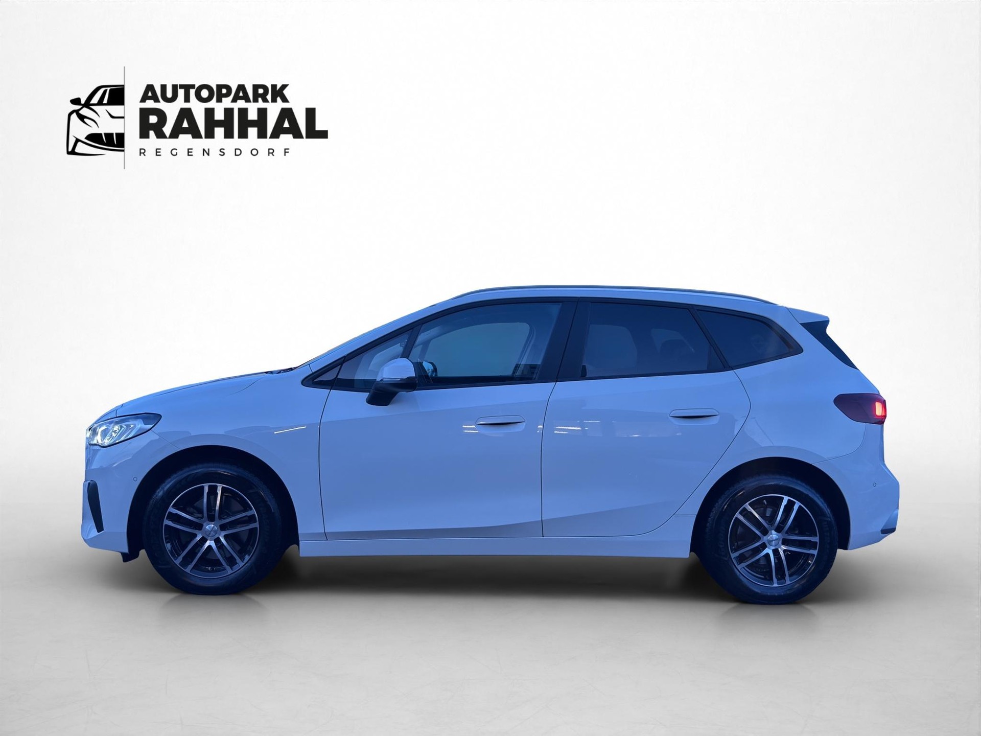 BMW 218i Active Tourer-image-8