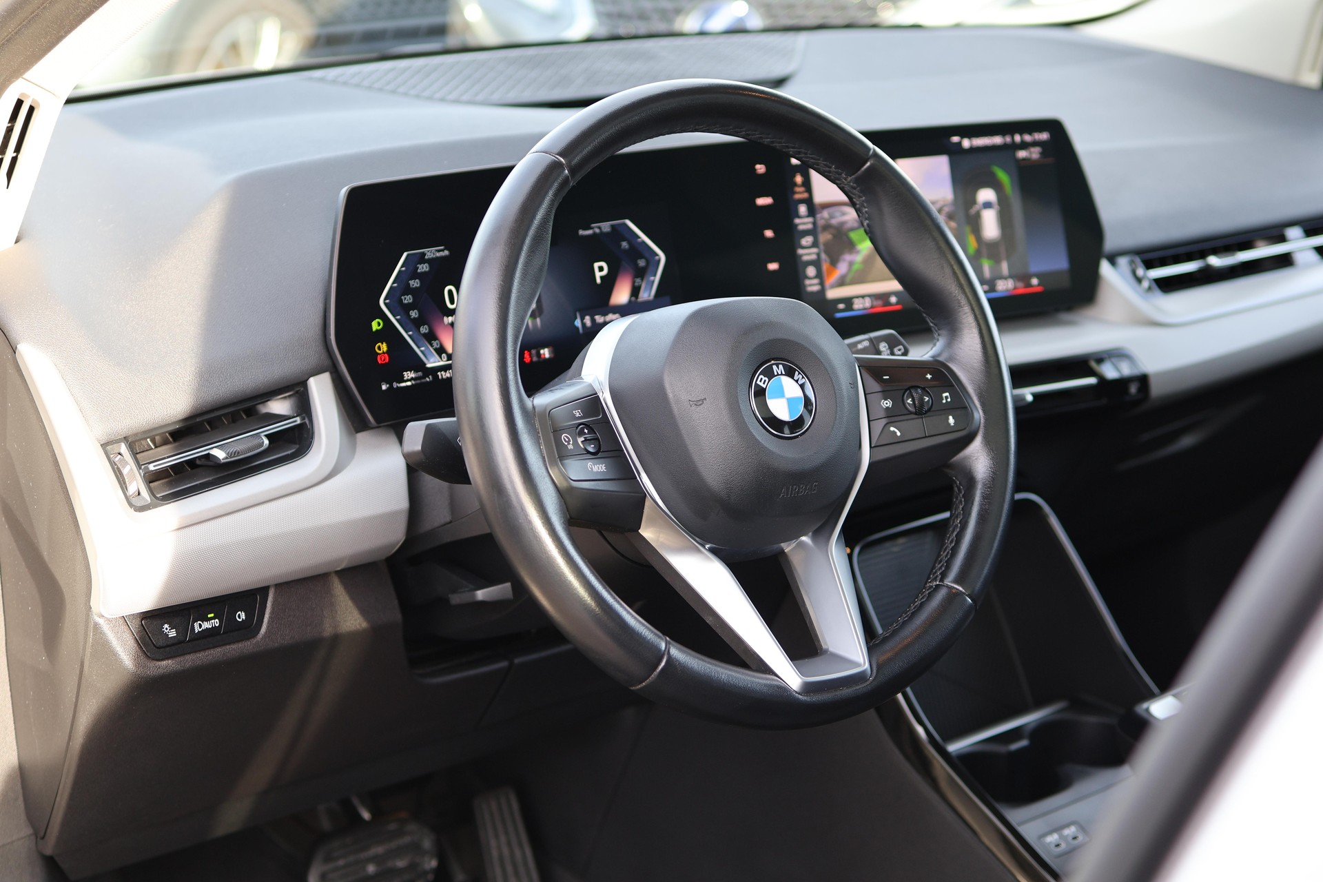 BMW 218i Active Tourer-image-12