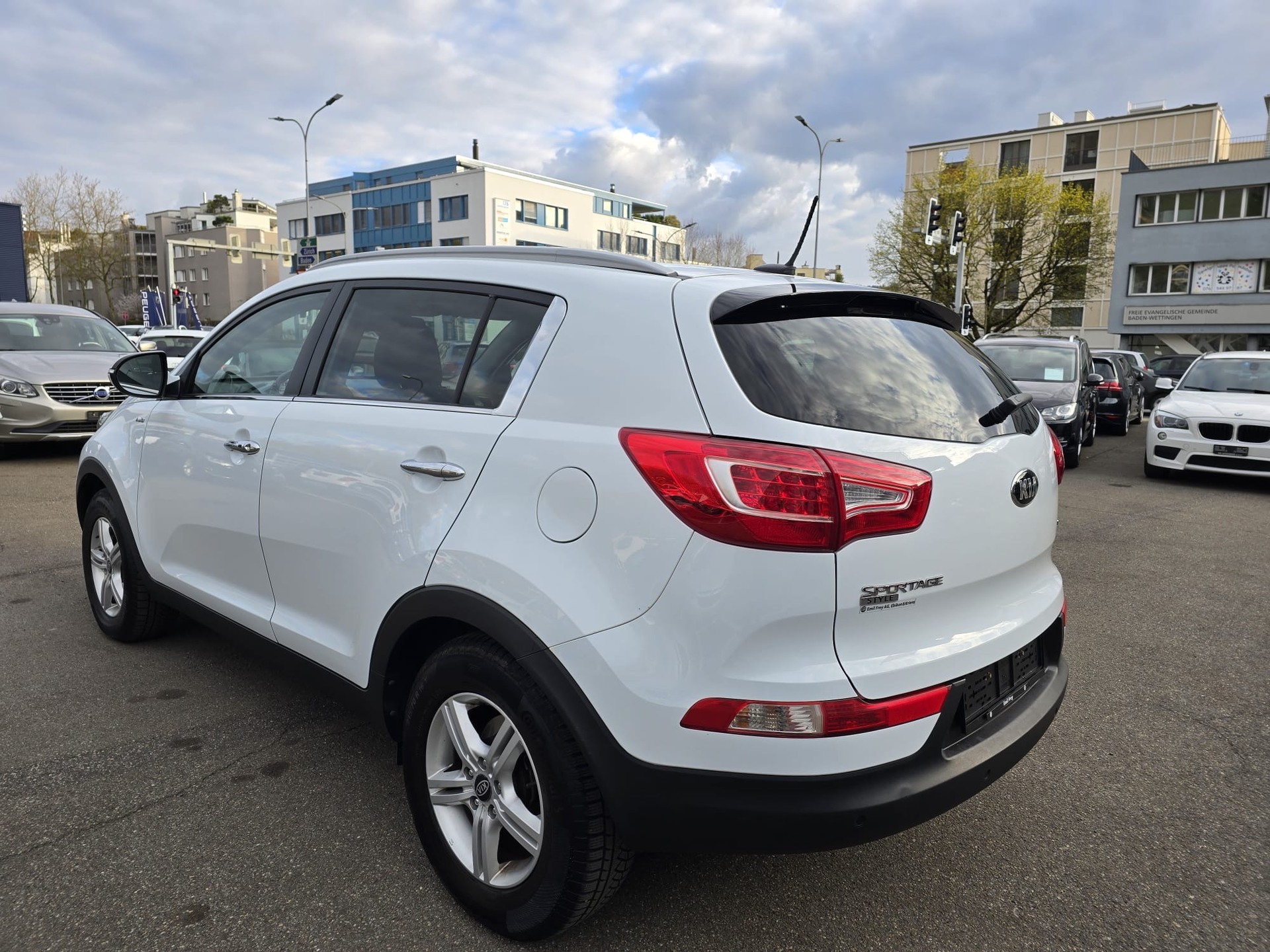 KIA Sportage 2.0 CRDi Trend 4WD Automatic-image-4