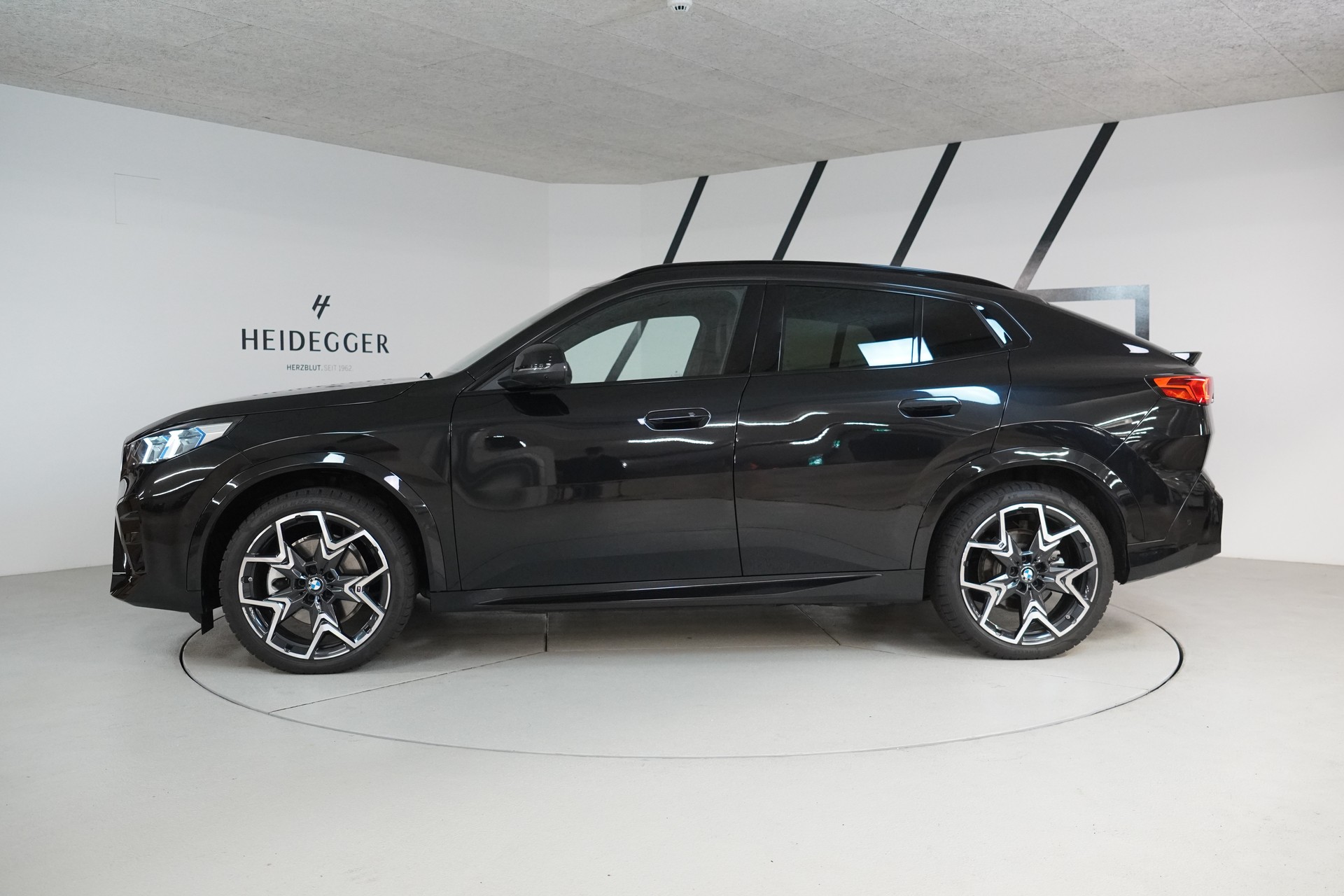BMW iX2 xDrive 30 M Sport-image-4