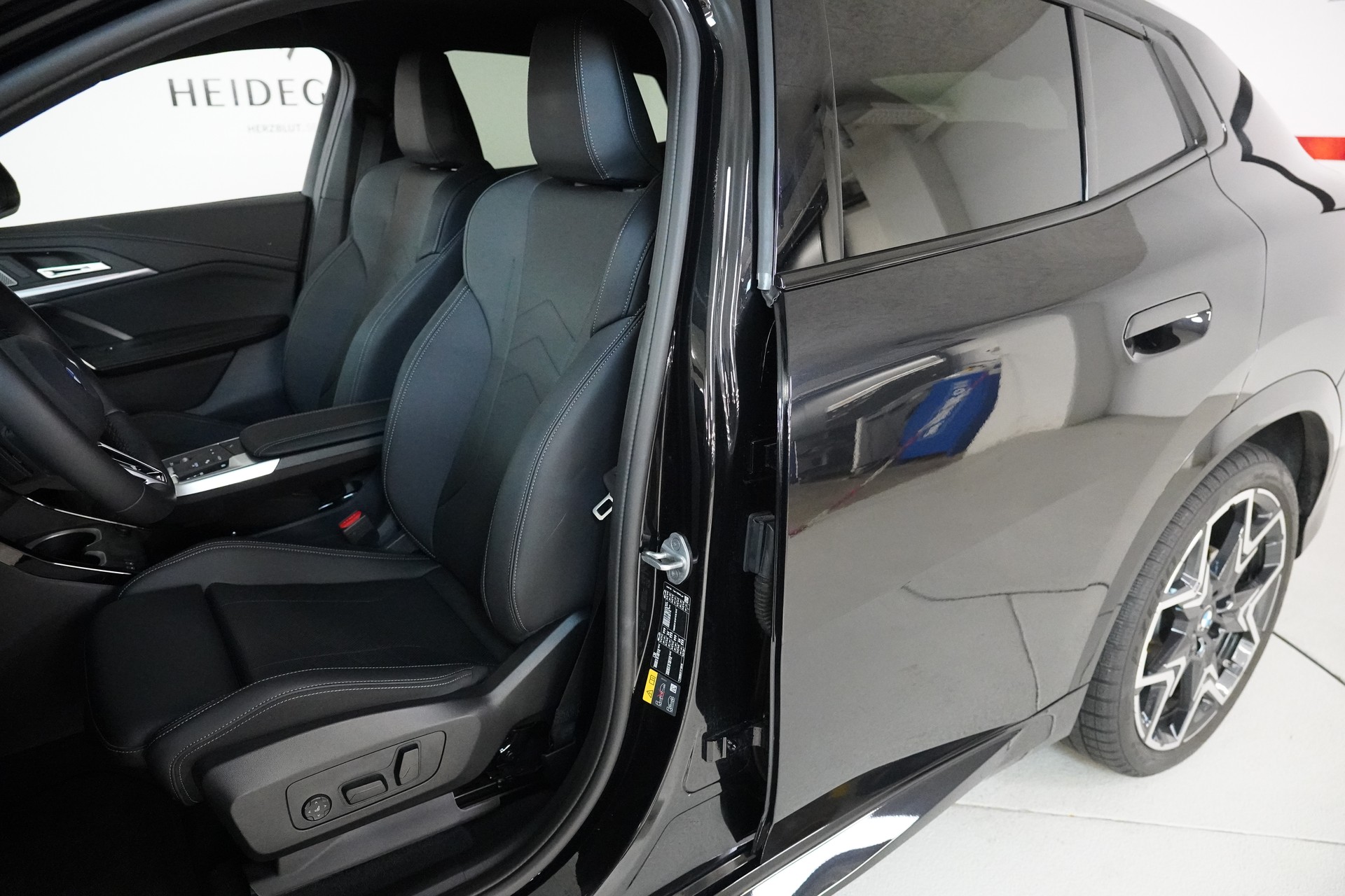 BMW iX2 xDrive 30 M Sport-image-12