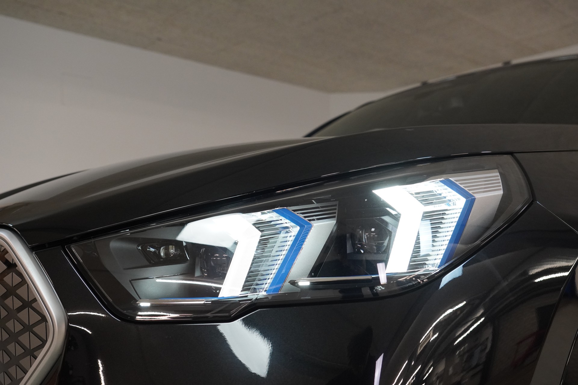 BMW iX2 xDrive 30 M Sport-image-9