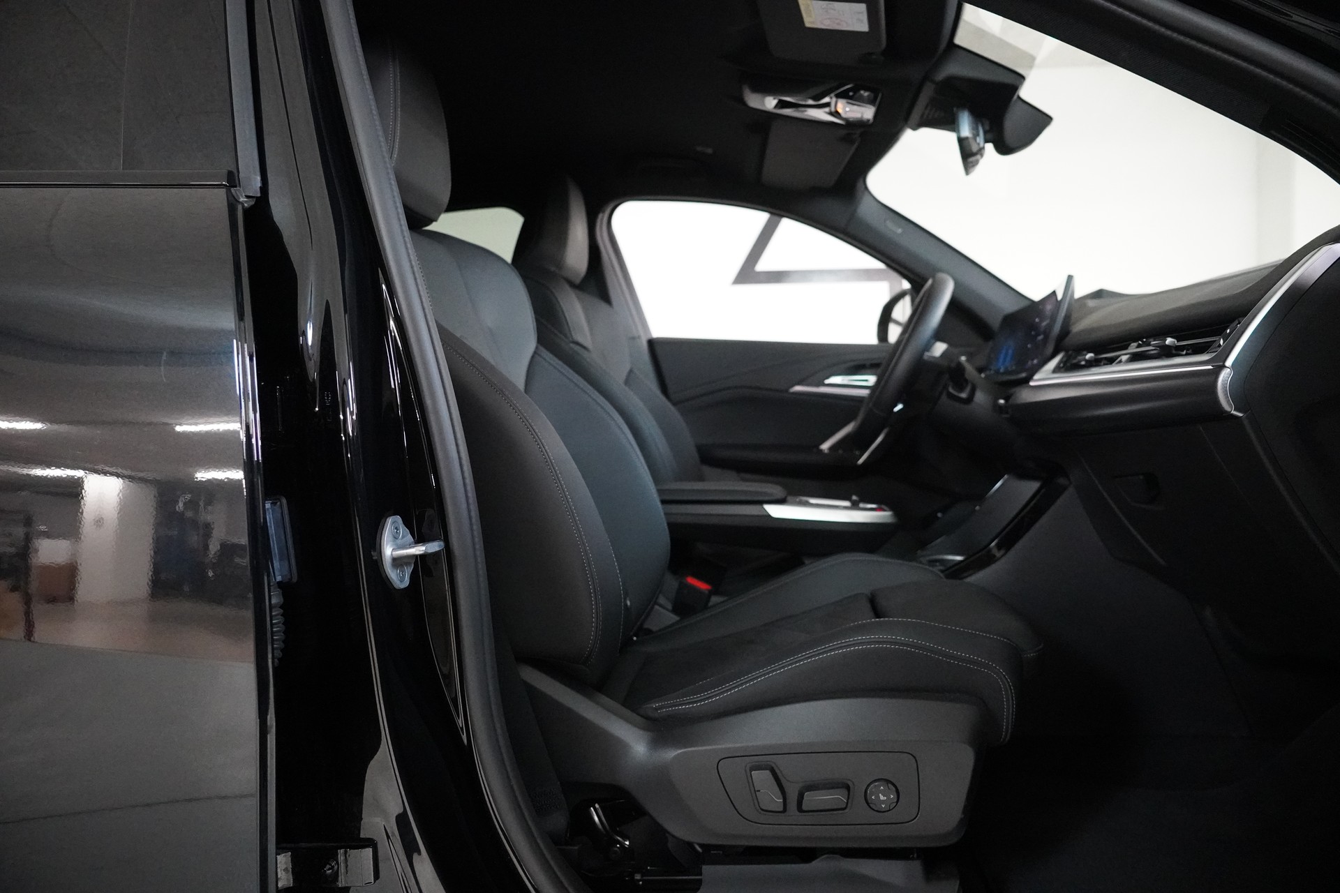 BMW iX2 xDrive 30 M Sport-image-14