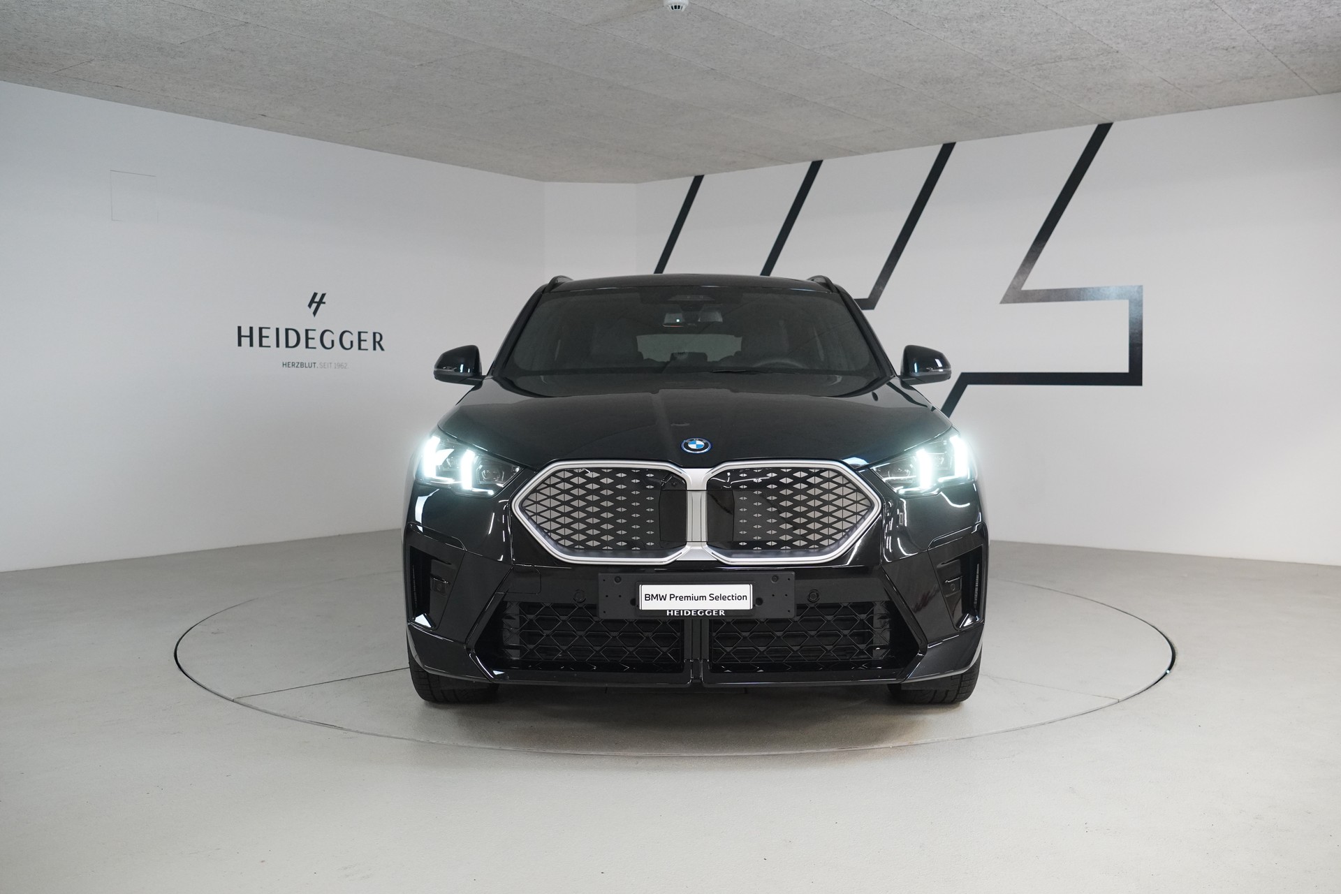 BMW iX2 xDrive 30 M Sport-showroom-element-2