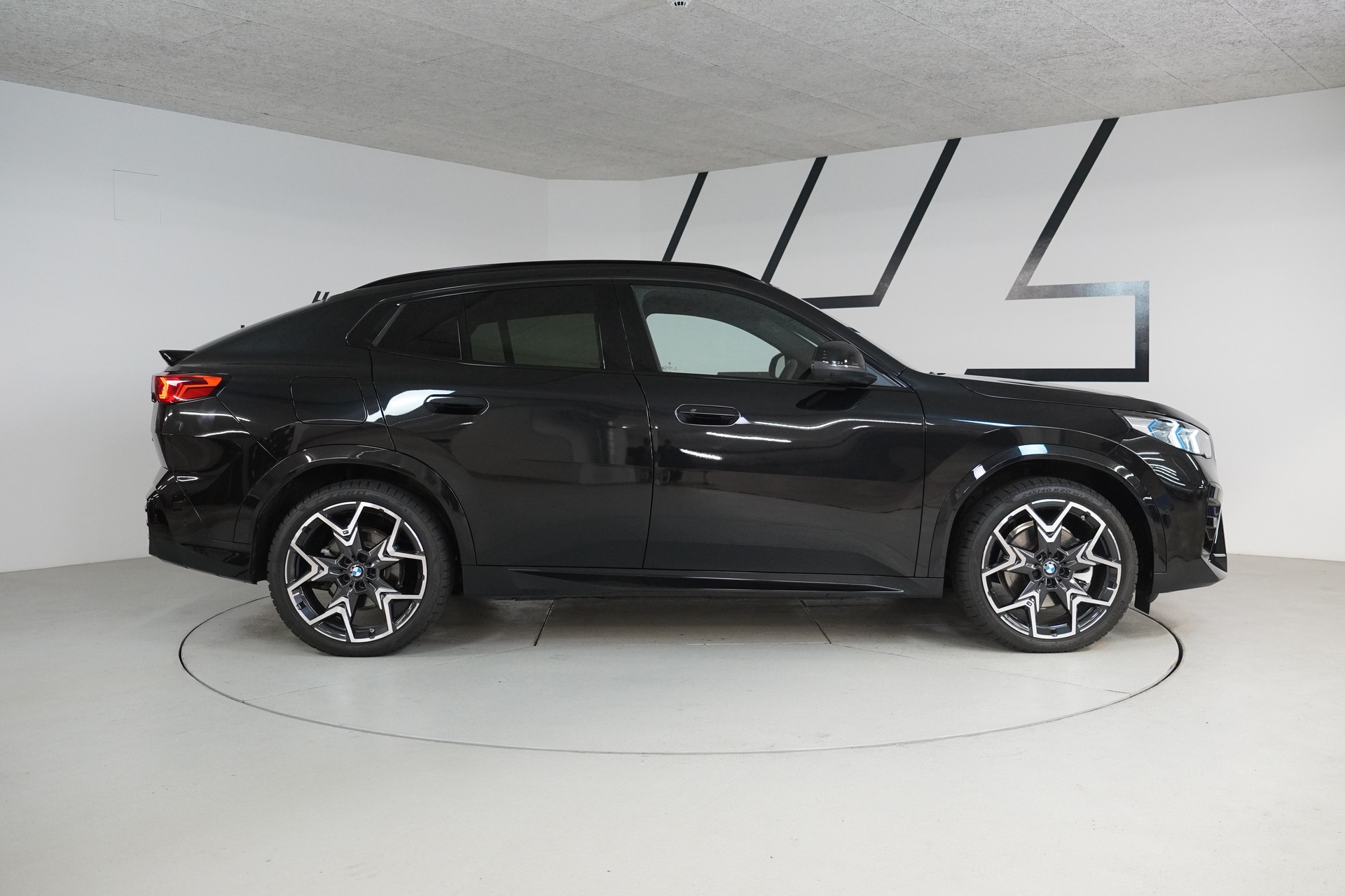 BMW iX2 xDrive 30 M Sport-image-8